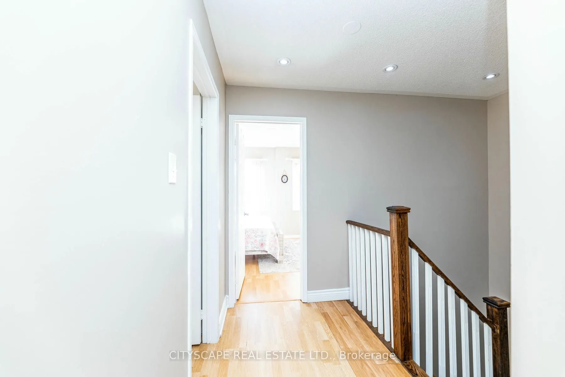 28 Furrows End