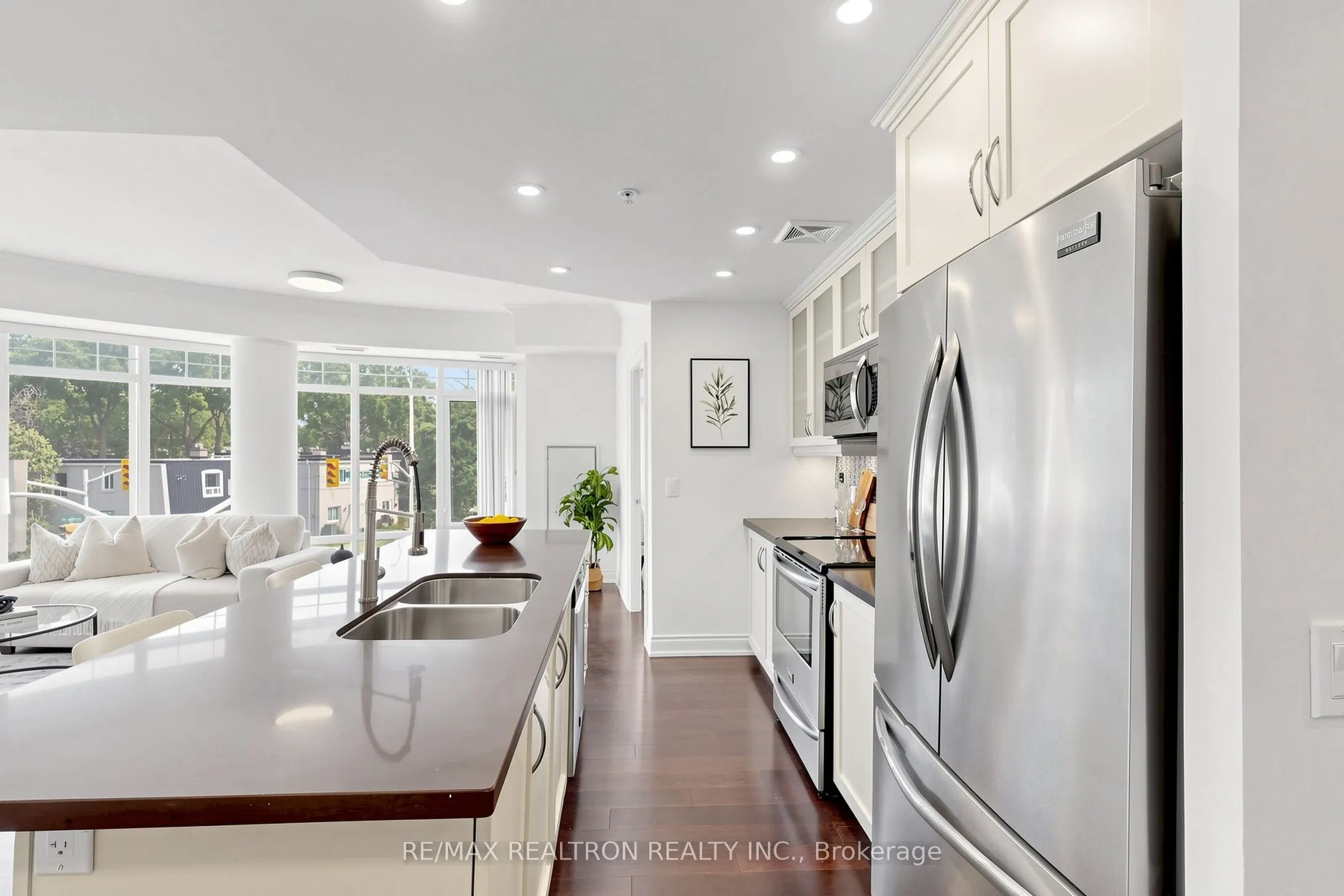 205 Lakeshore Road W #201