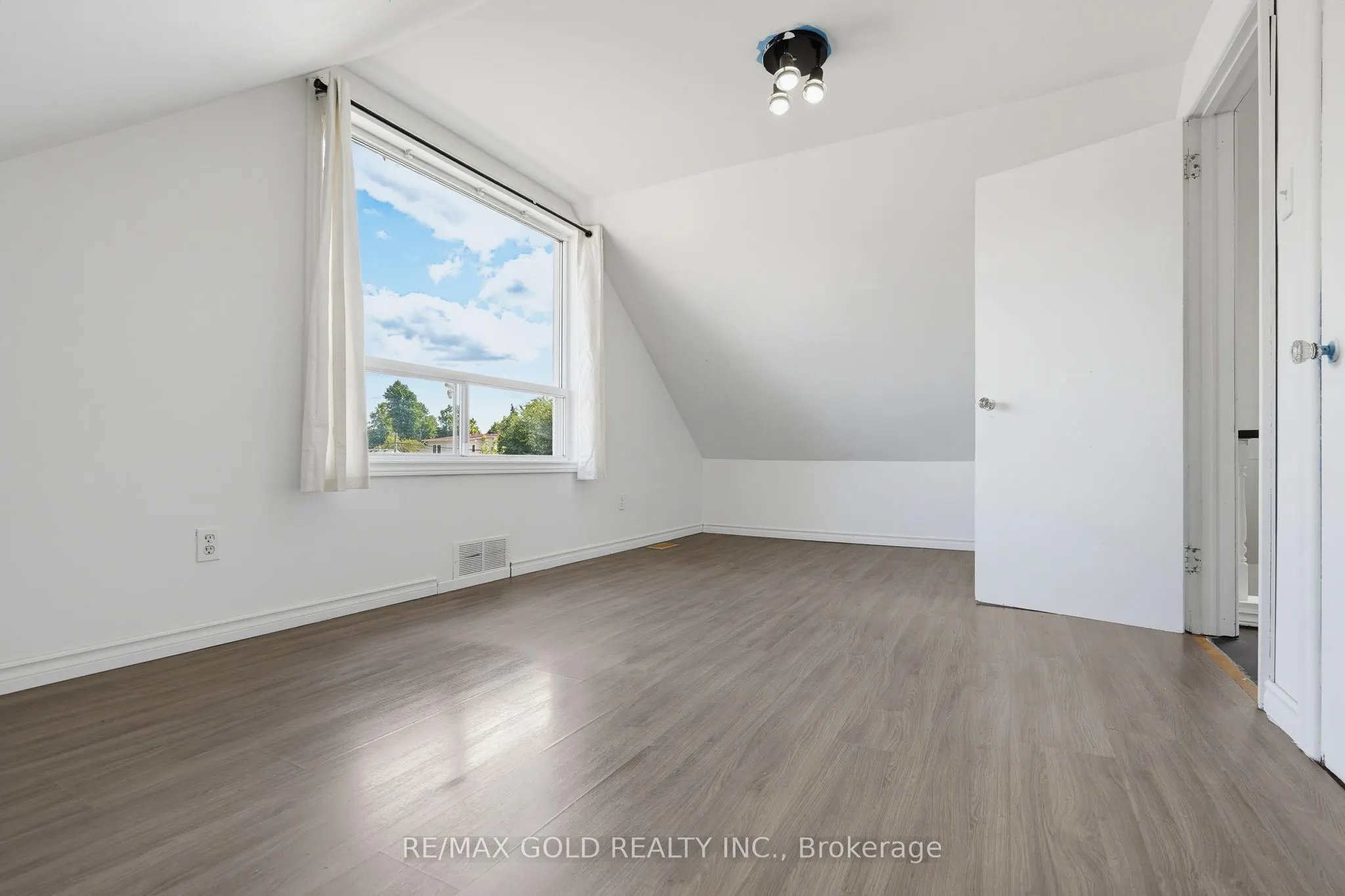23 Pleasantview Avenue