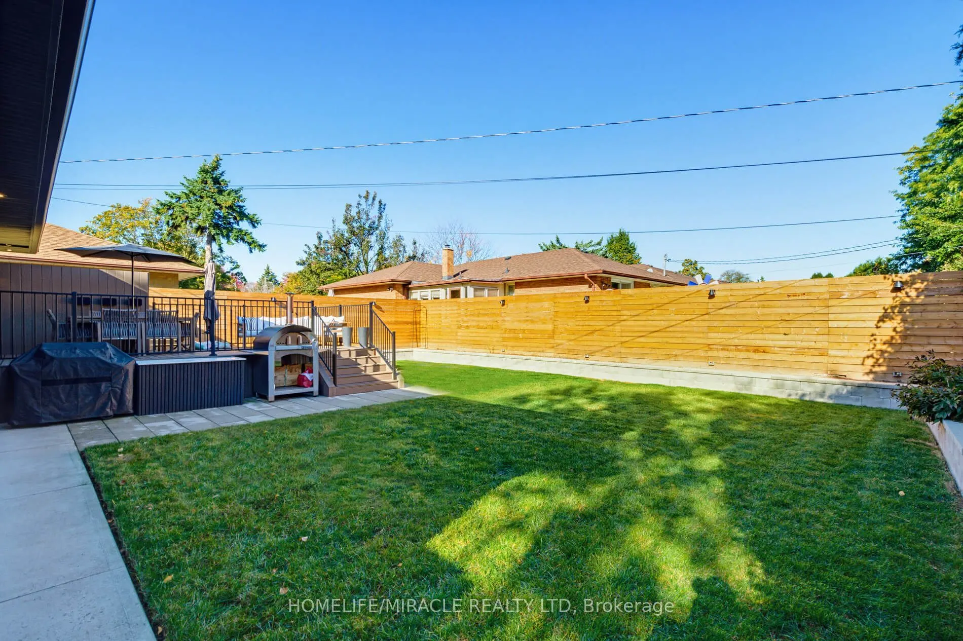 8 Laurelwood Crescent