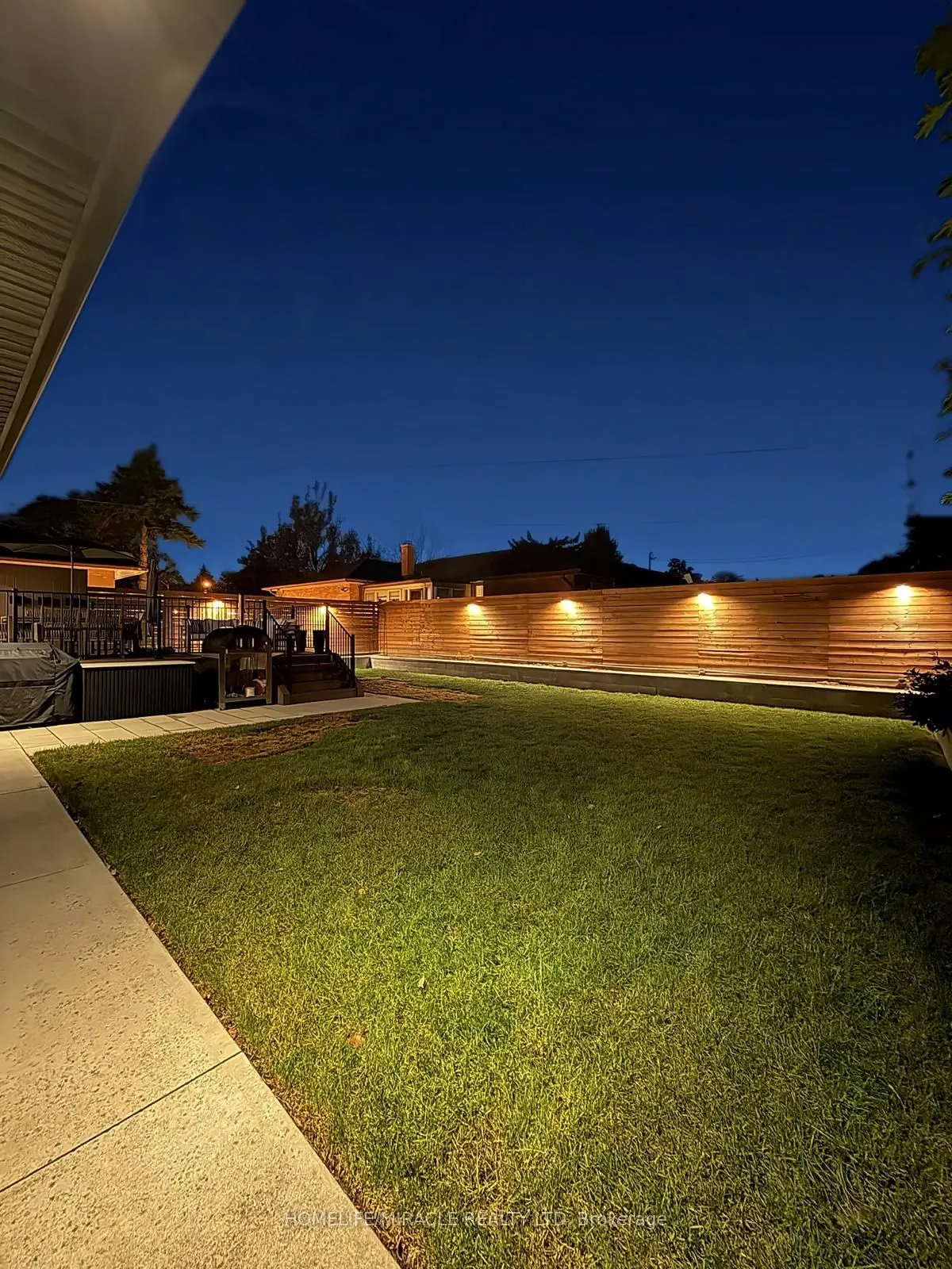 8 Laurelwood Crescent