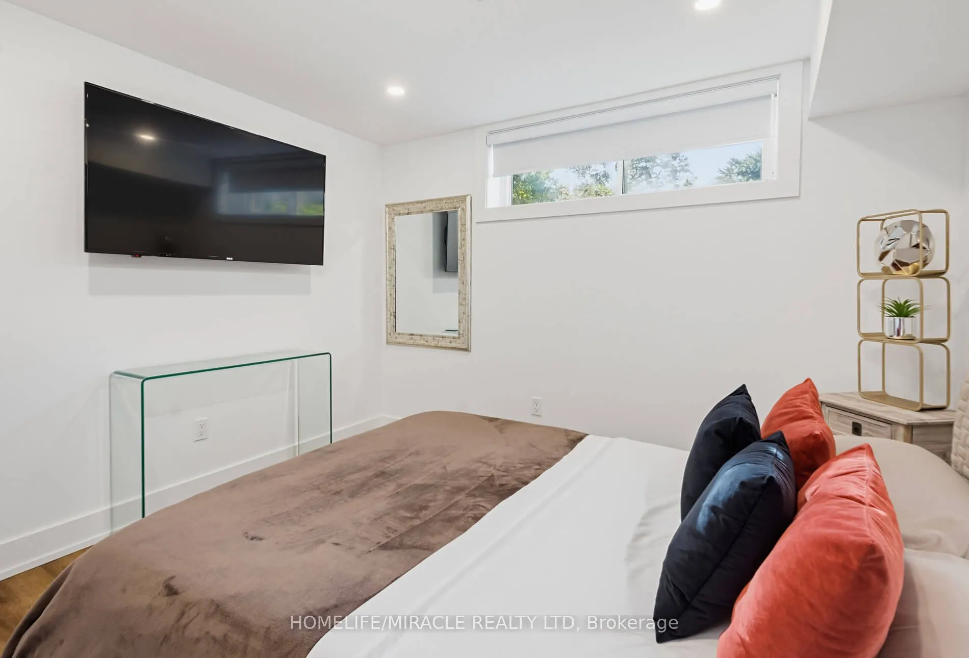 8 Laurelwood Crescent