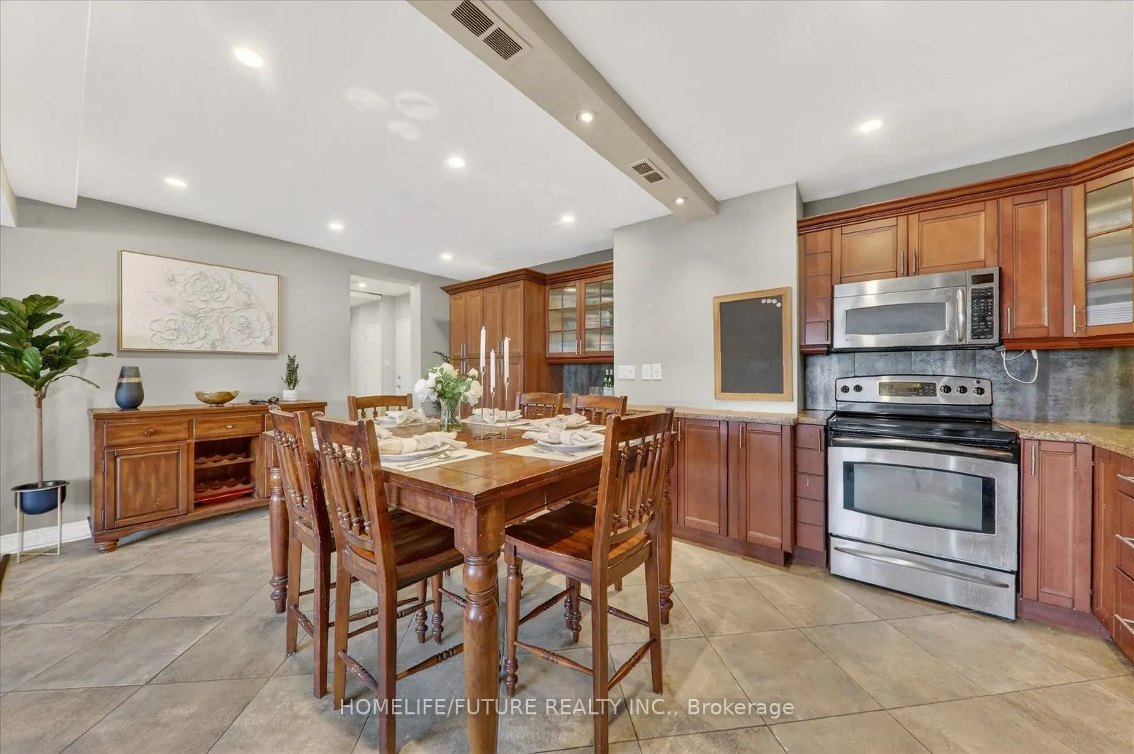 15 Elizabeth Street N #704