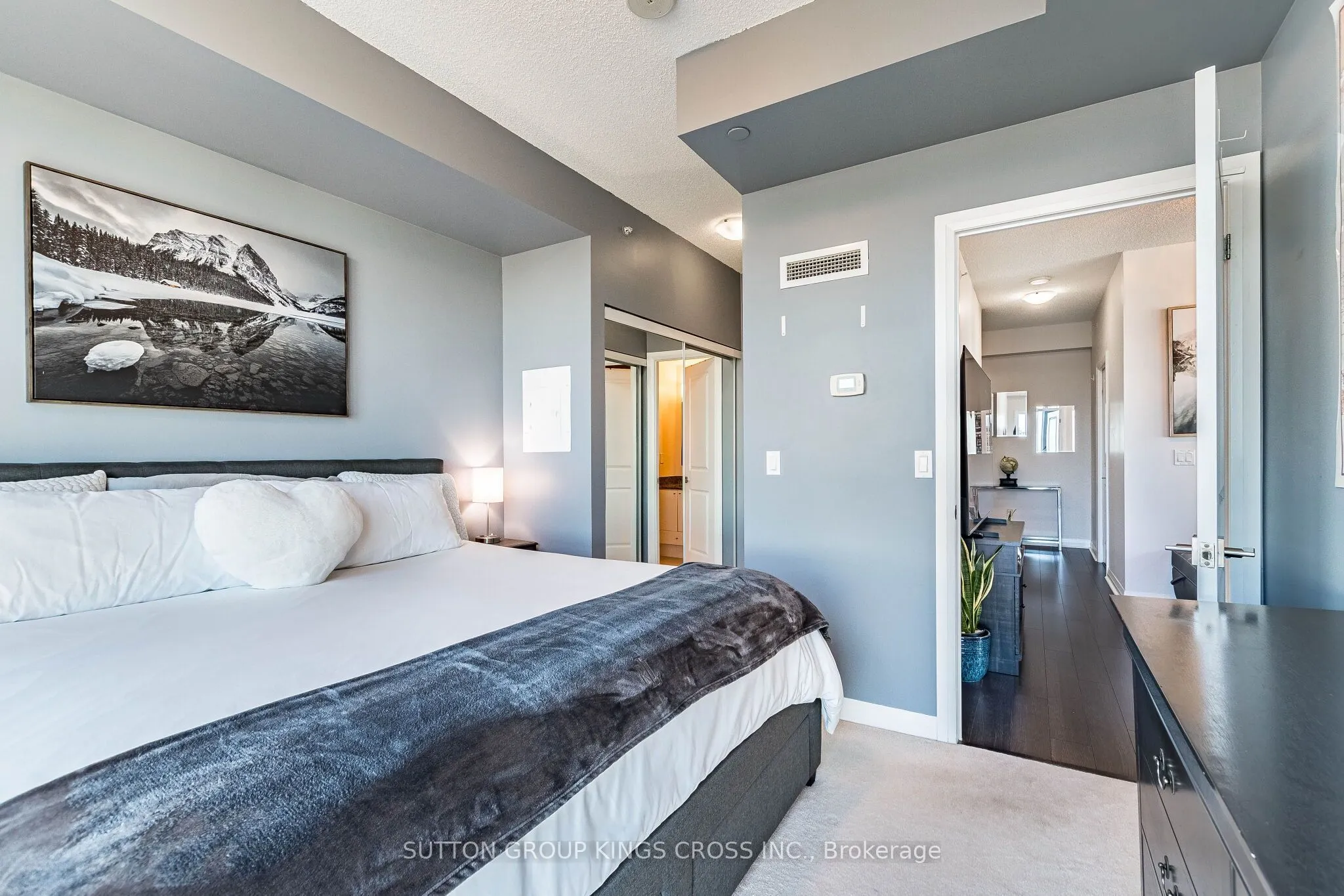 55 Eglinton Avenue W #904