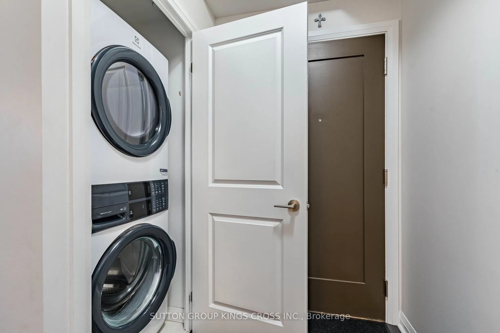 55 Eglinton Avenue W #904