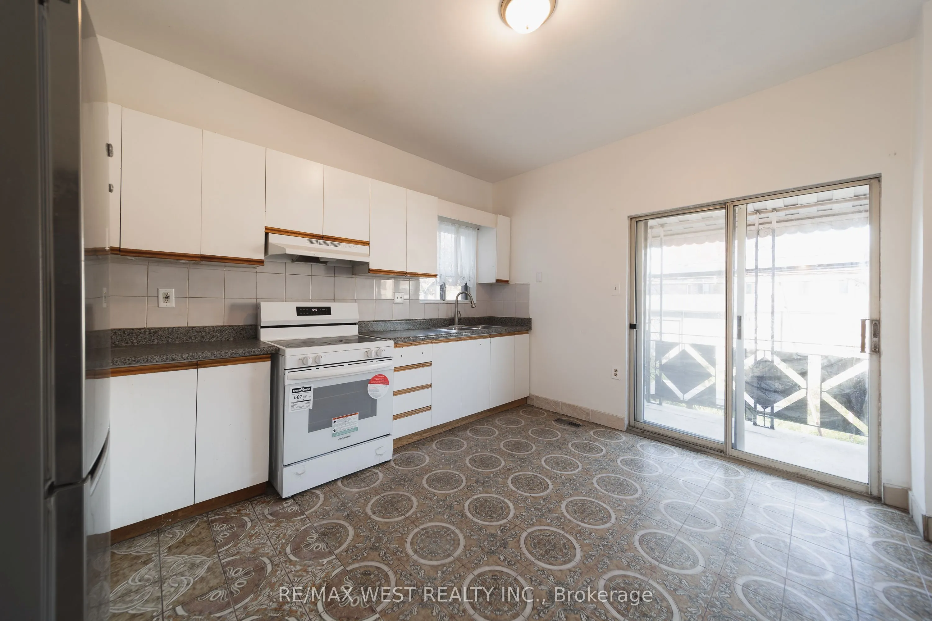862 Ossington Avenue #Main