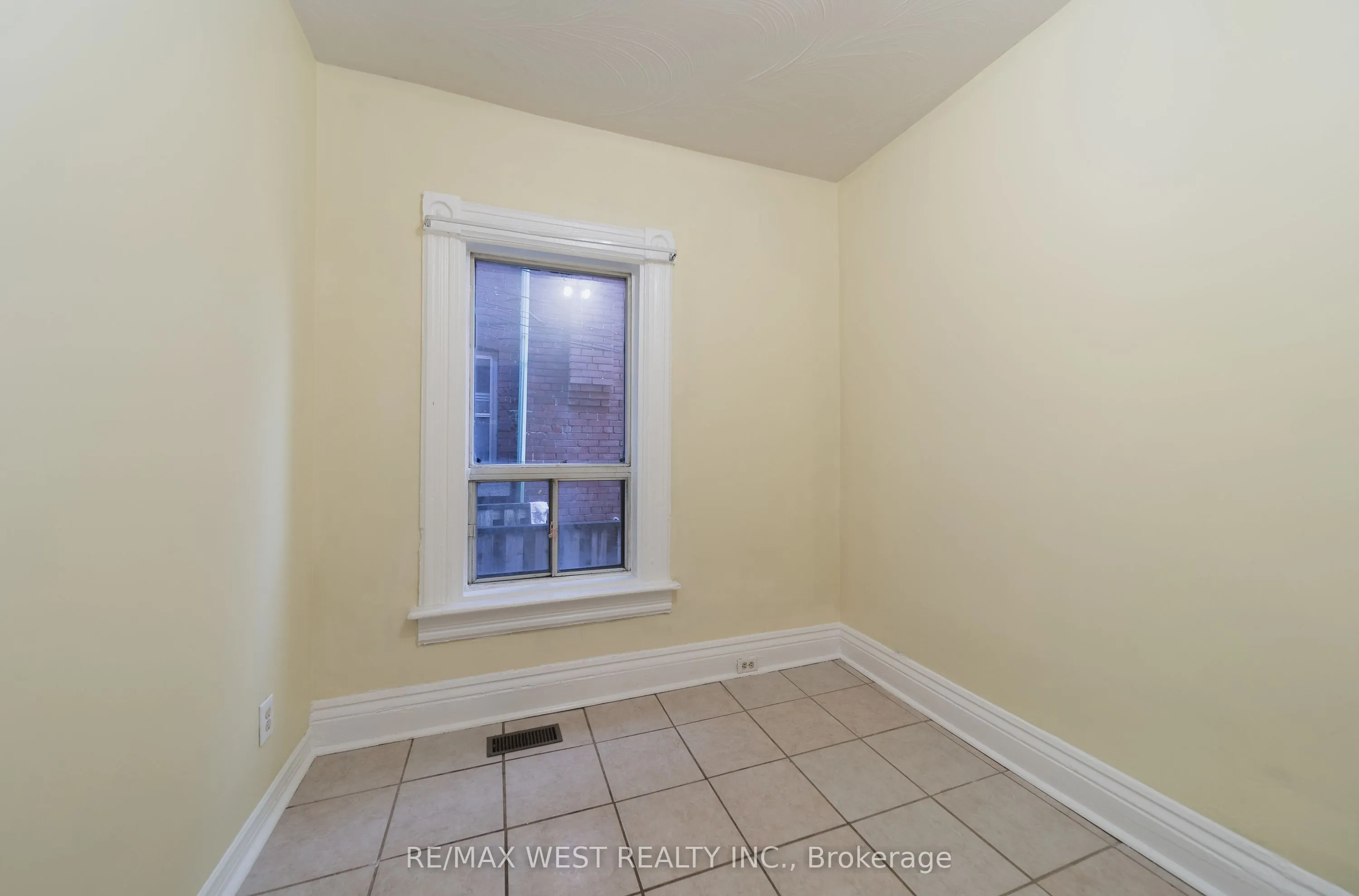 862 Ossington Avenue #Main
