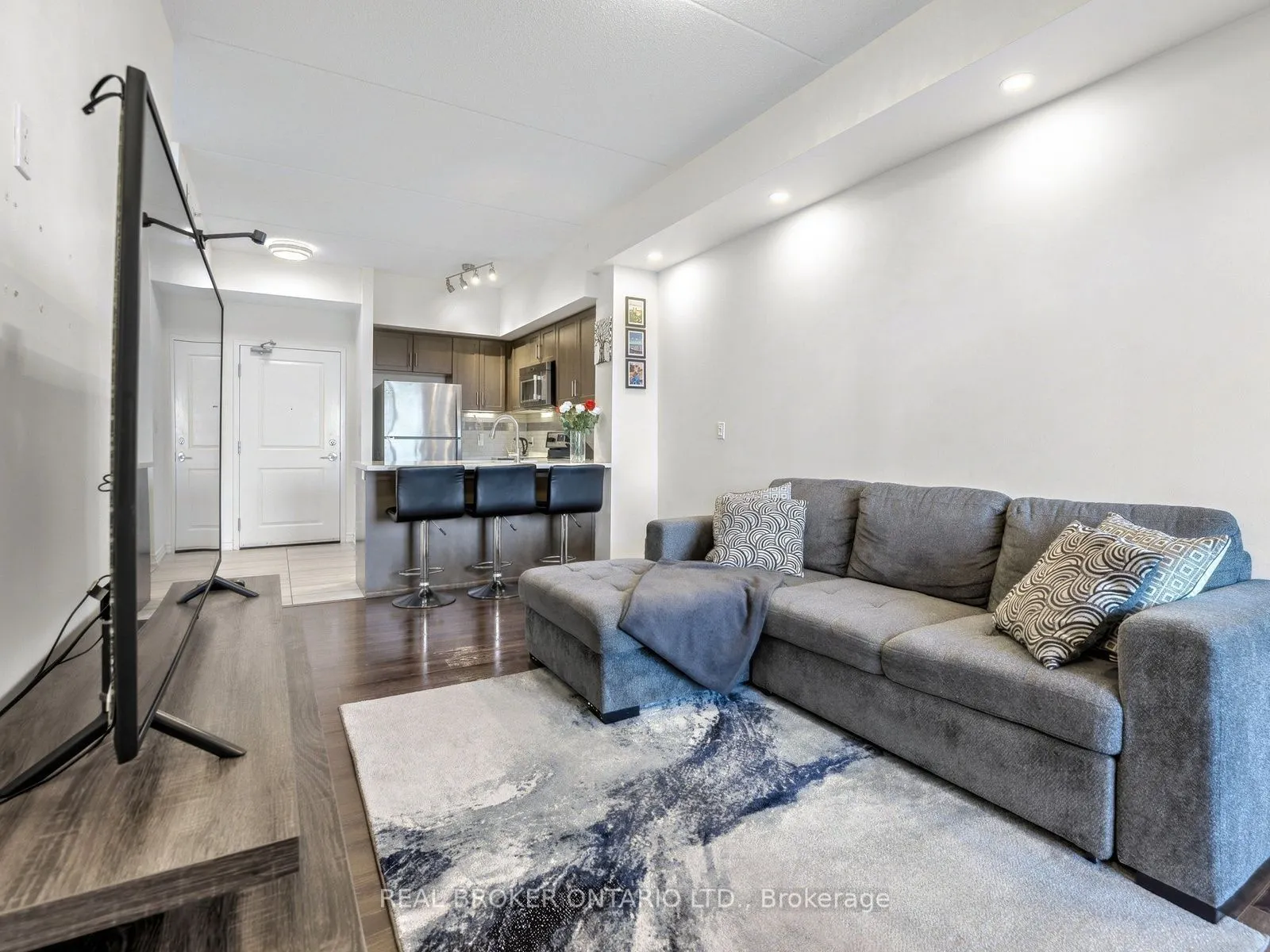 640 Sauve Street #305