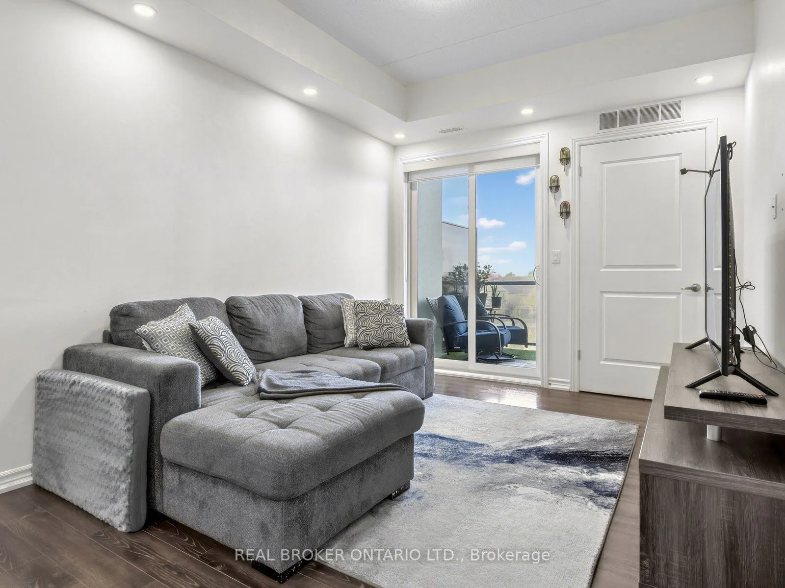 640 Sauve Street #305