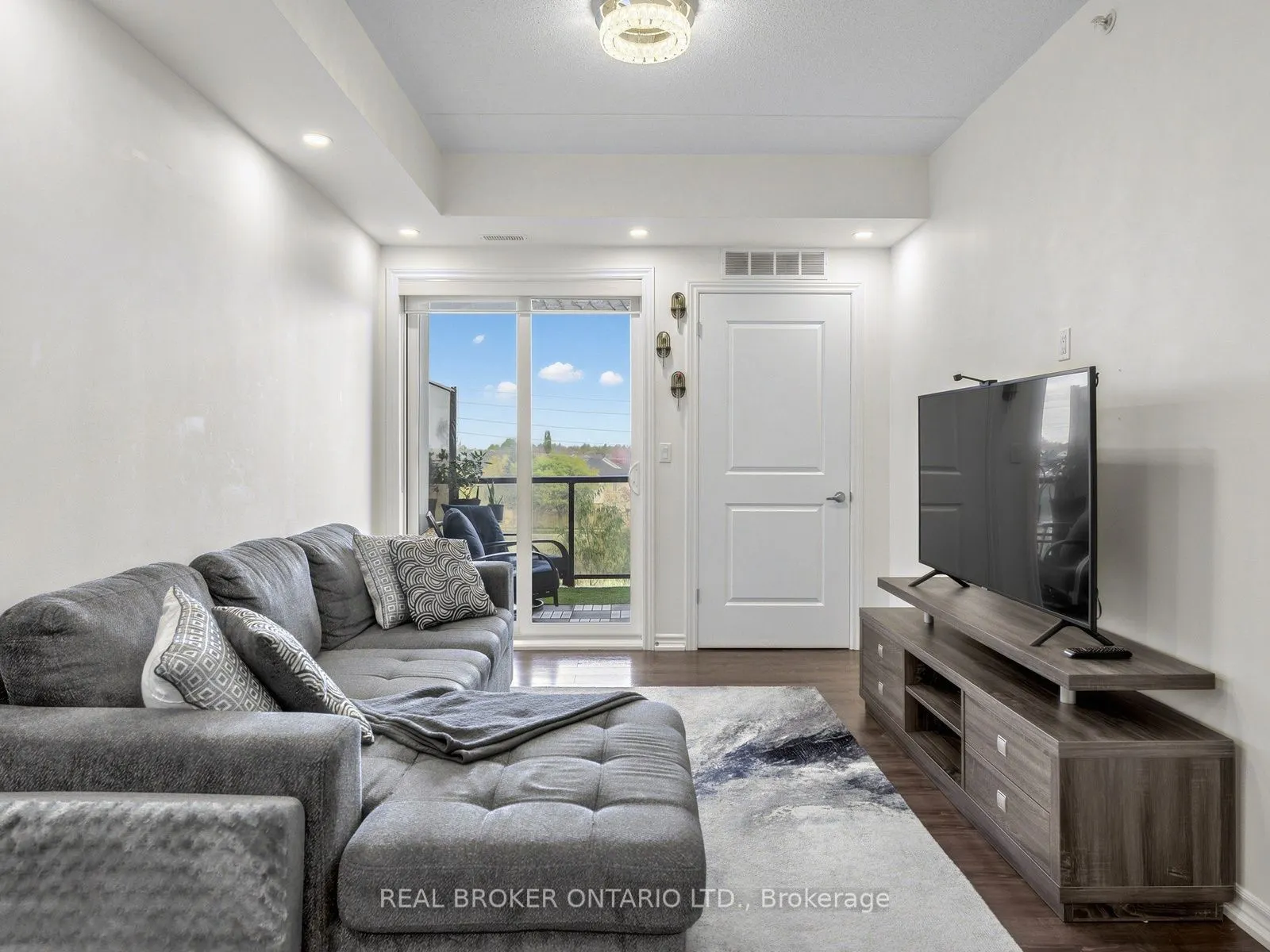 640 Sauve Street #305