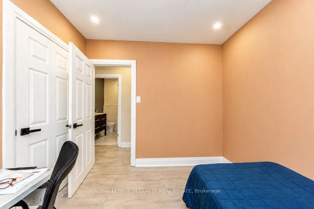 21 Neames Crescent