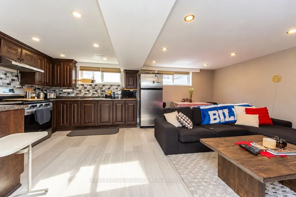 21 Neames Crescent