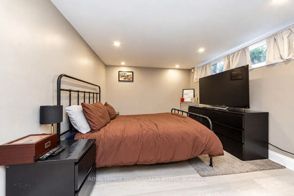 21 Neames Crescent