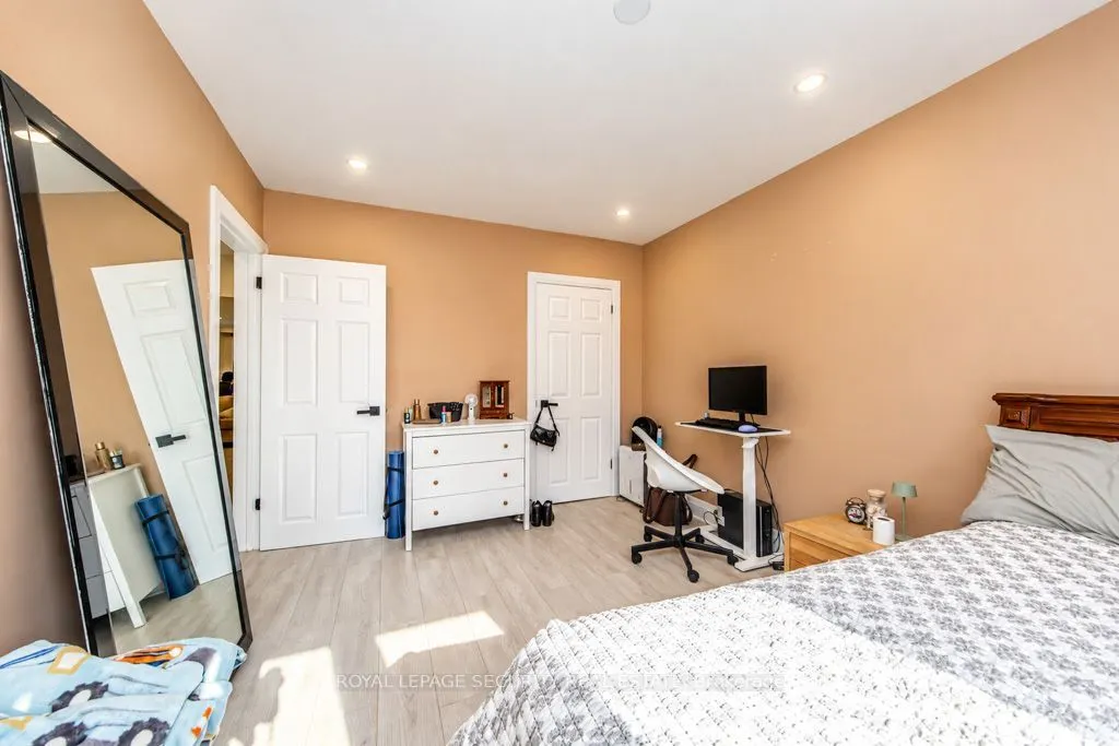 21 Neames Crescent