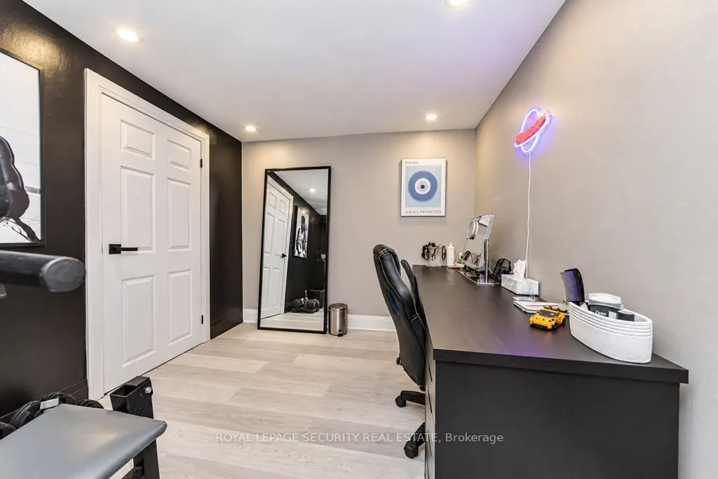 21 Neames Crescent