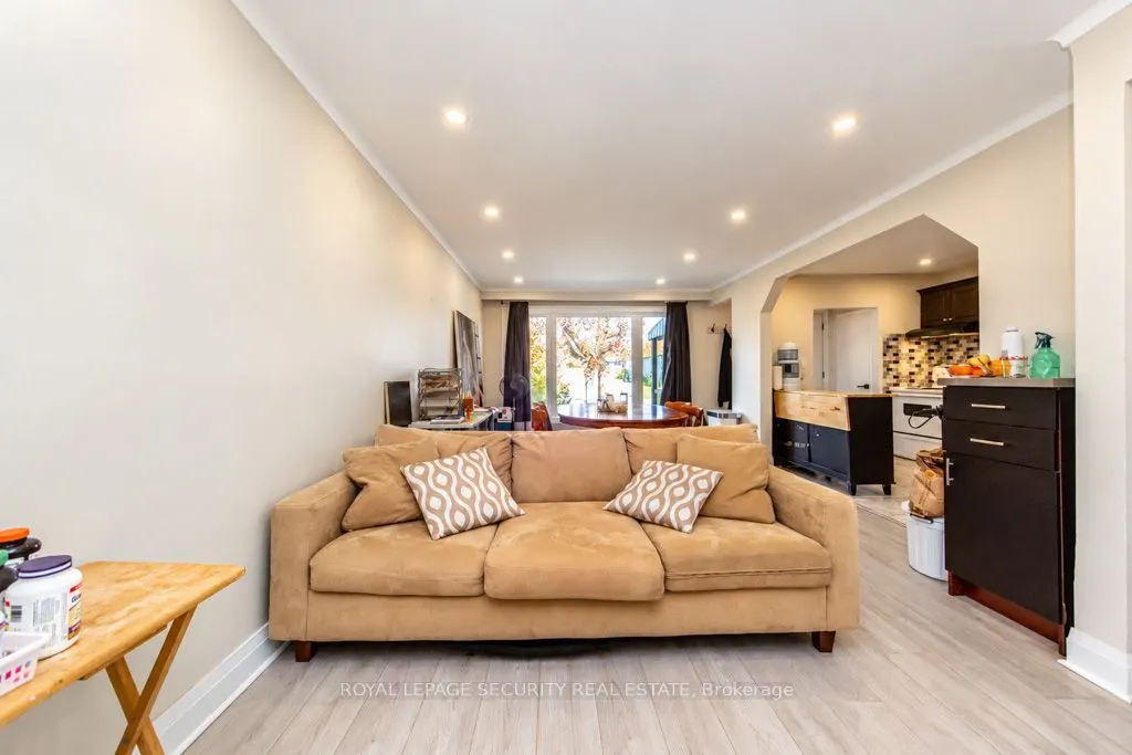 21 Neames Crescent