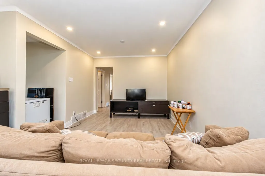 21 Neames Crescent