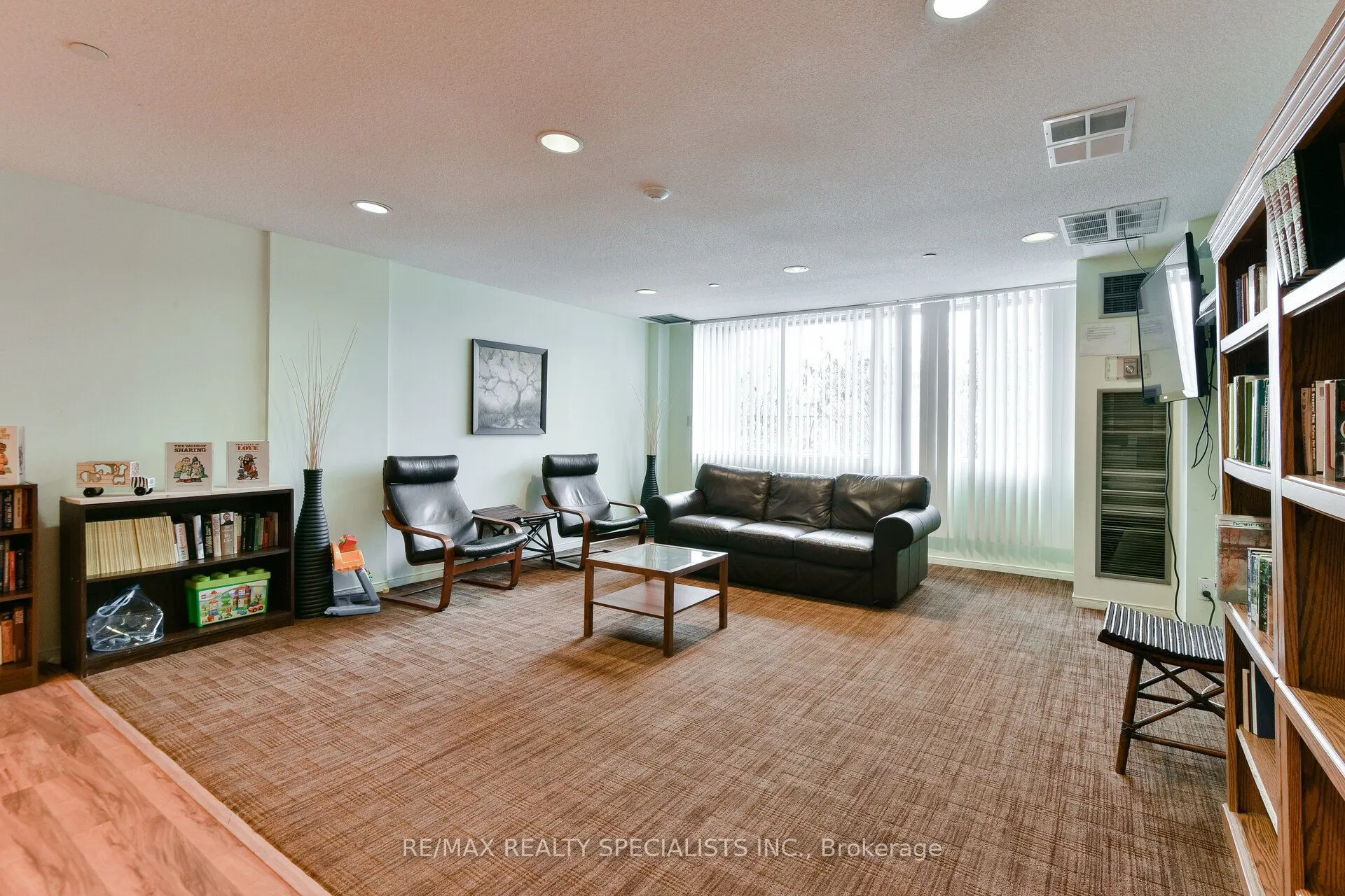 145 Hillcrest Avenue #813