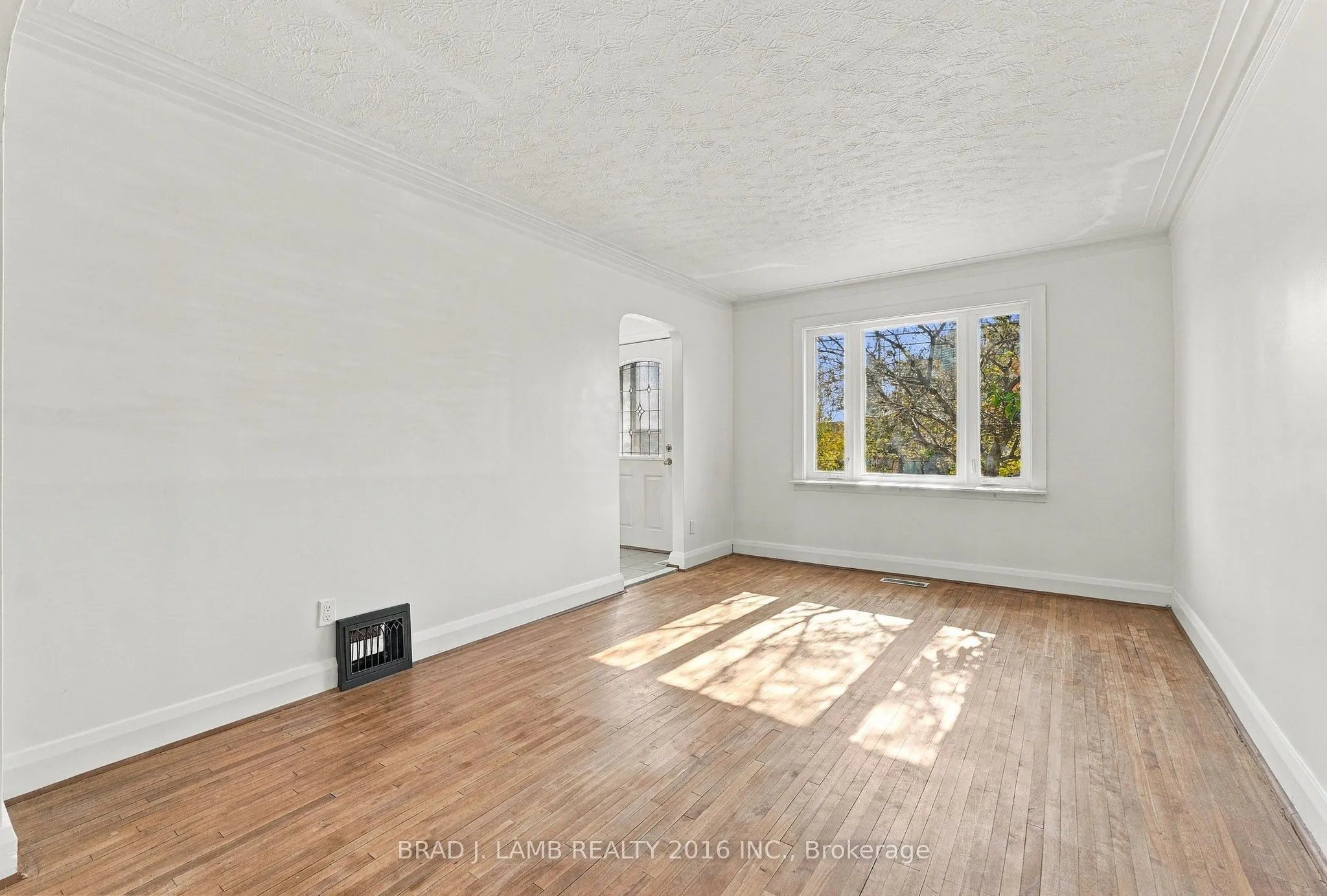 256 The Queensway