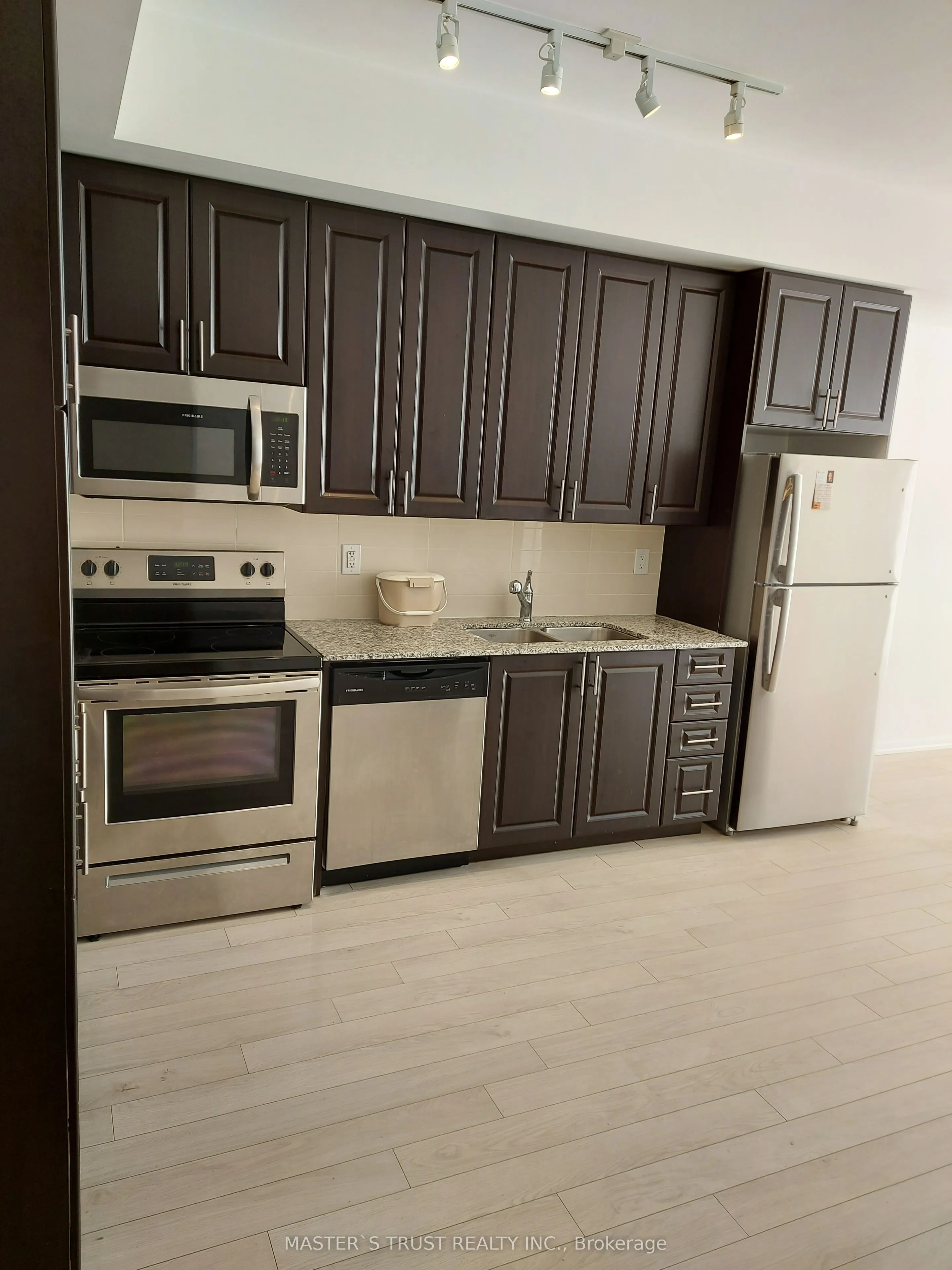 3091 Dufferin Street #827