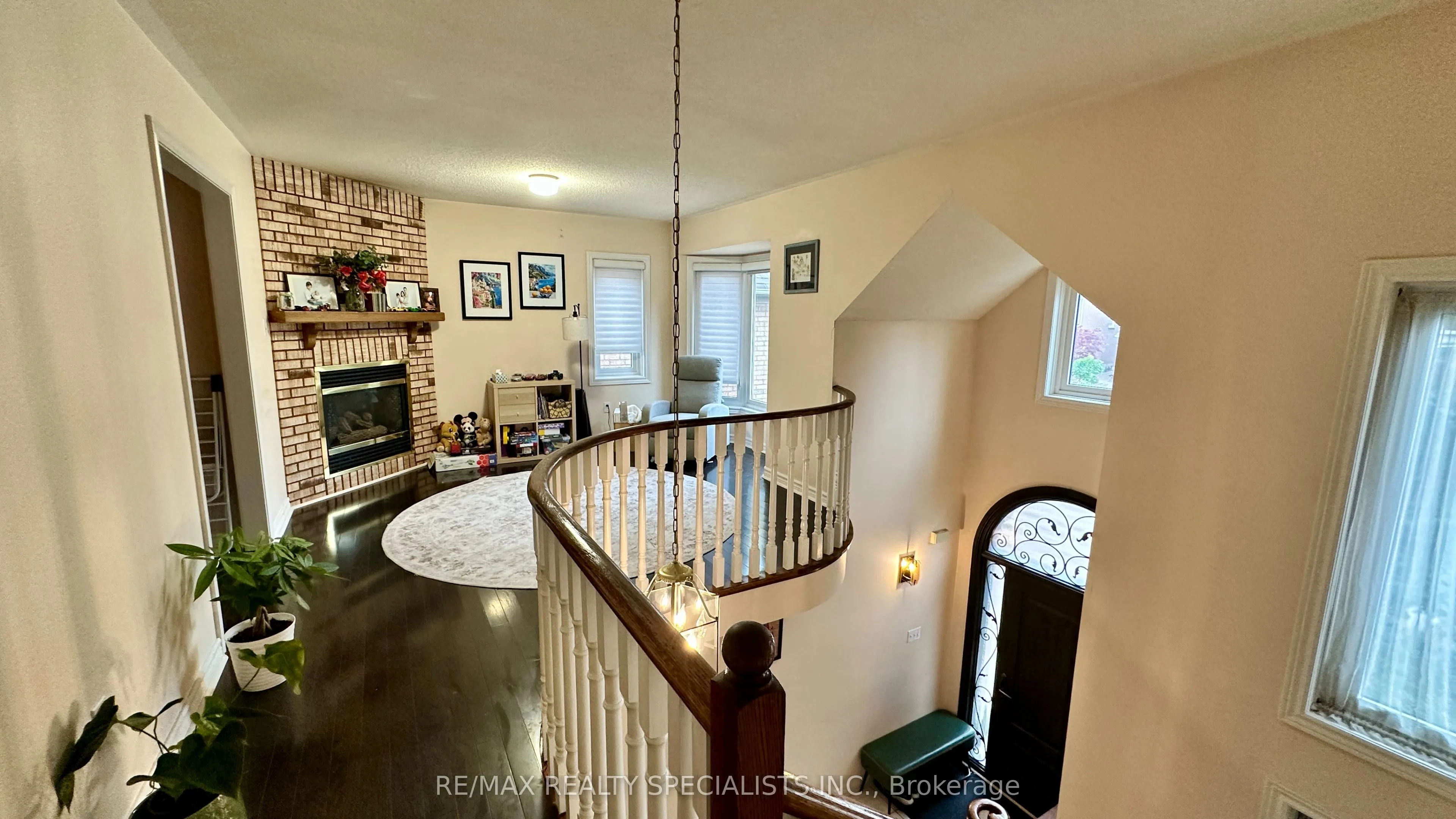 5929 Leeside Crescent