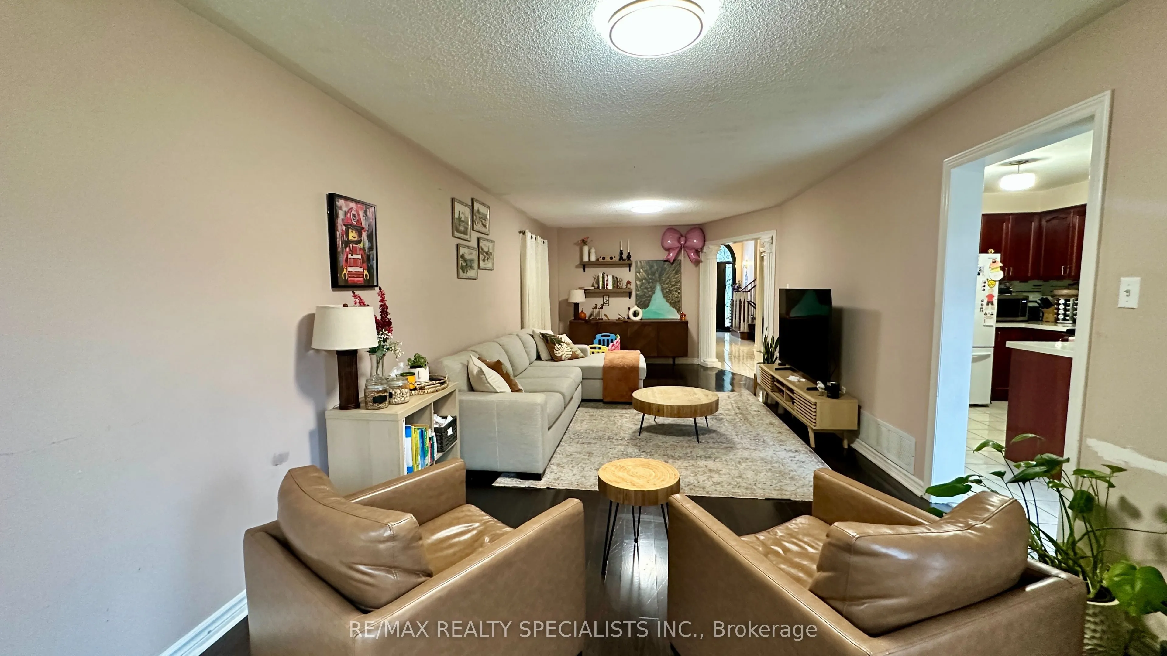 5929 Leeside Crescent