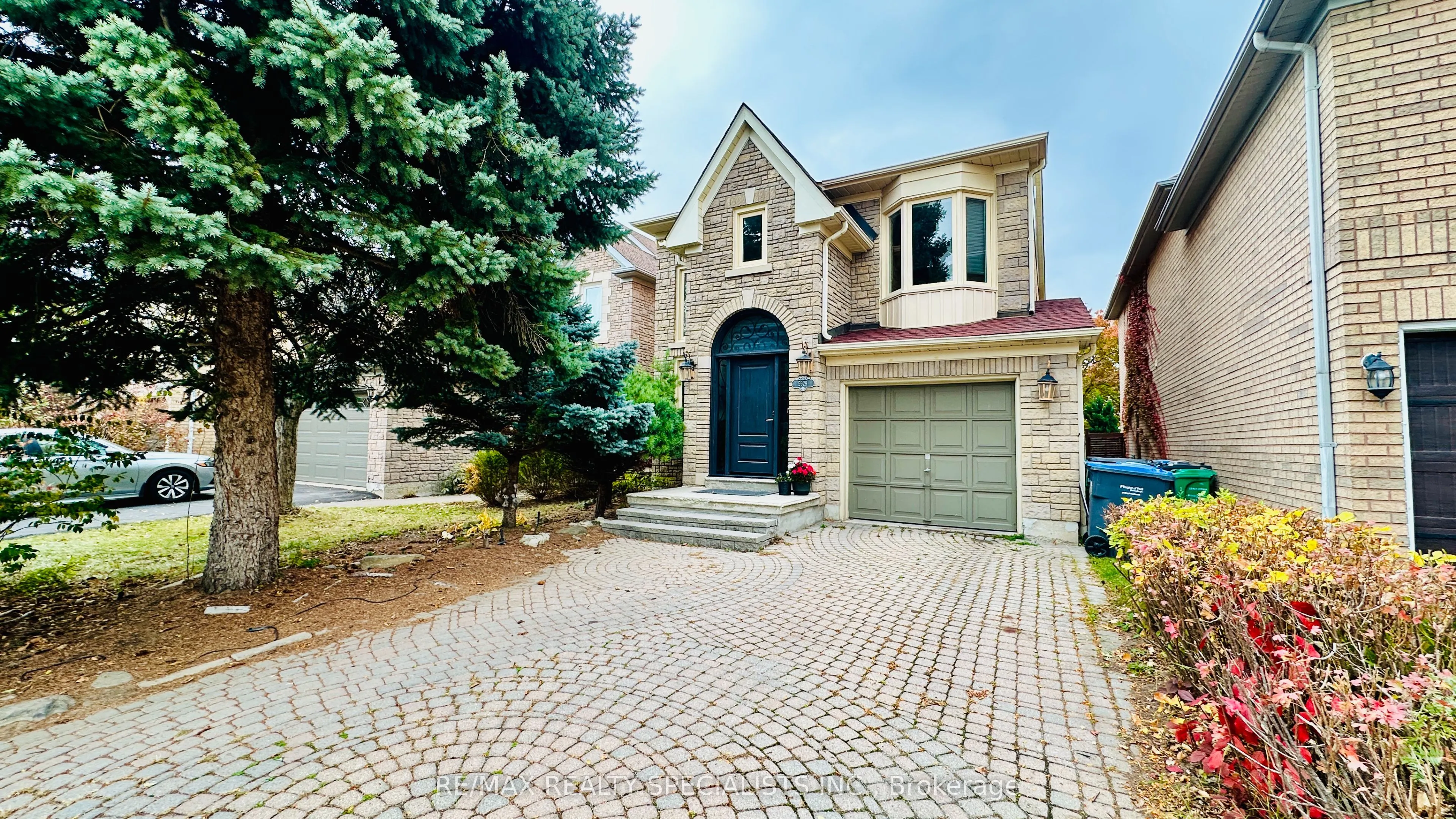 5929 Leeside Crescent