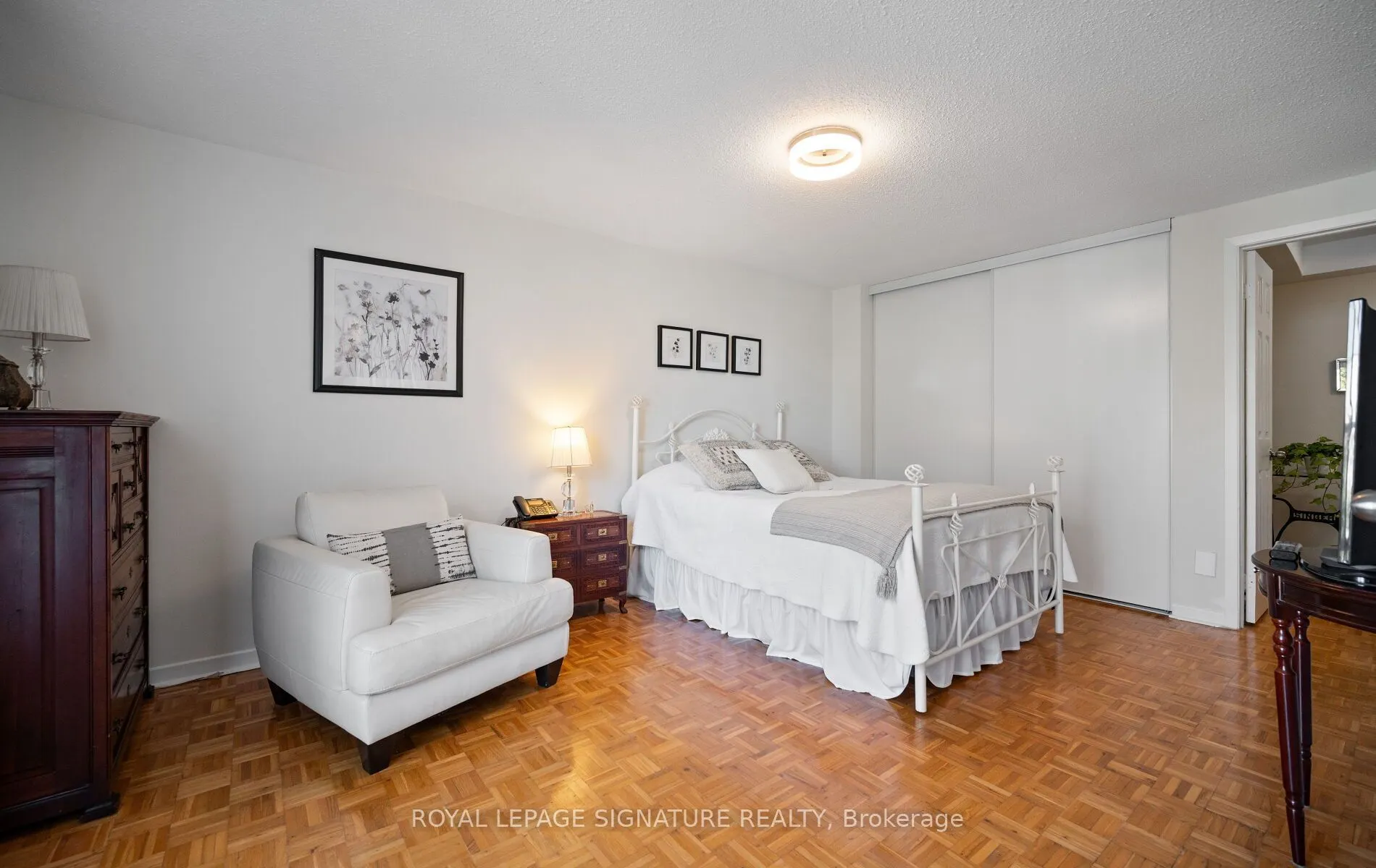 3160 Dundas Street