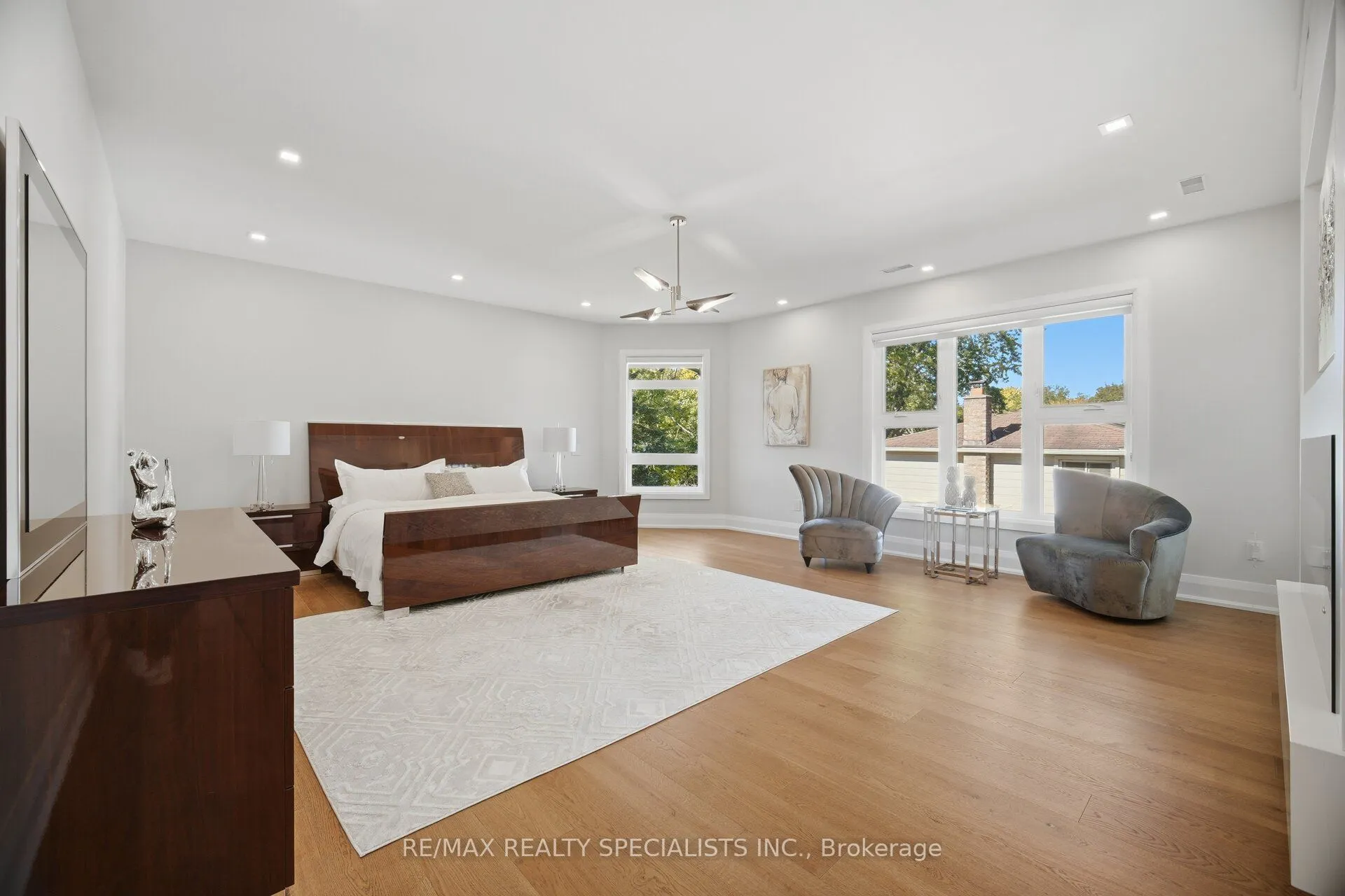 2107 Lakeshore Road W