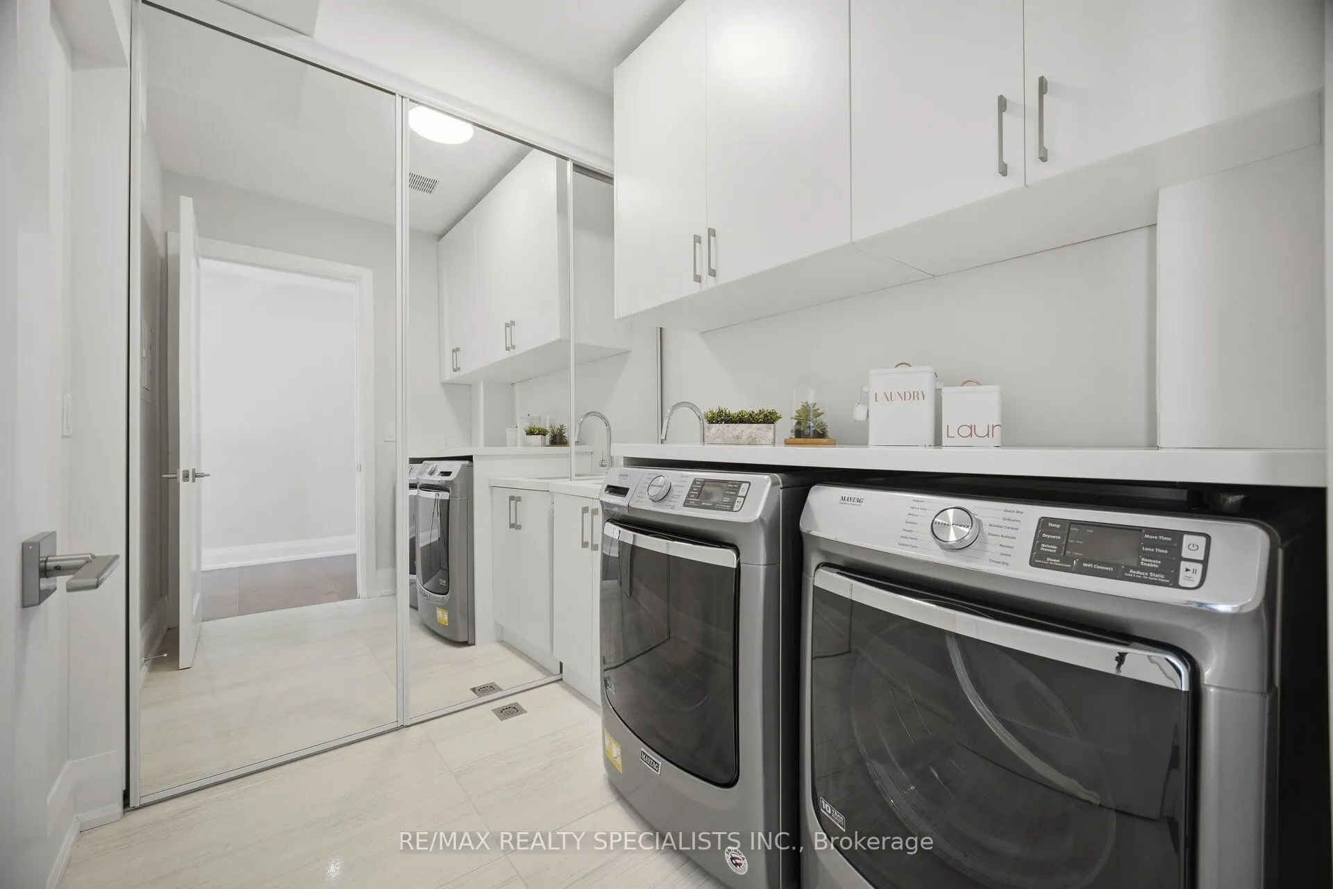 2107 Lakeshore Road W