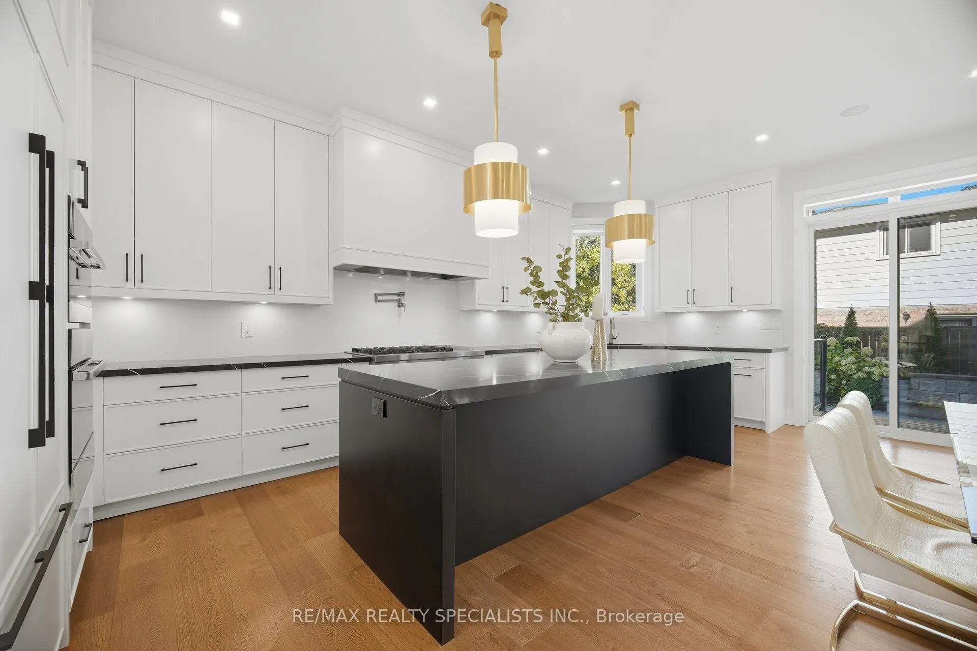 2107 Lakeshore Road W