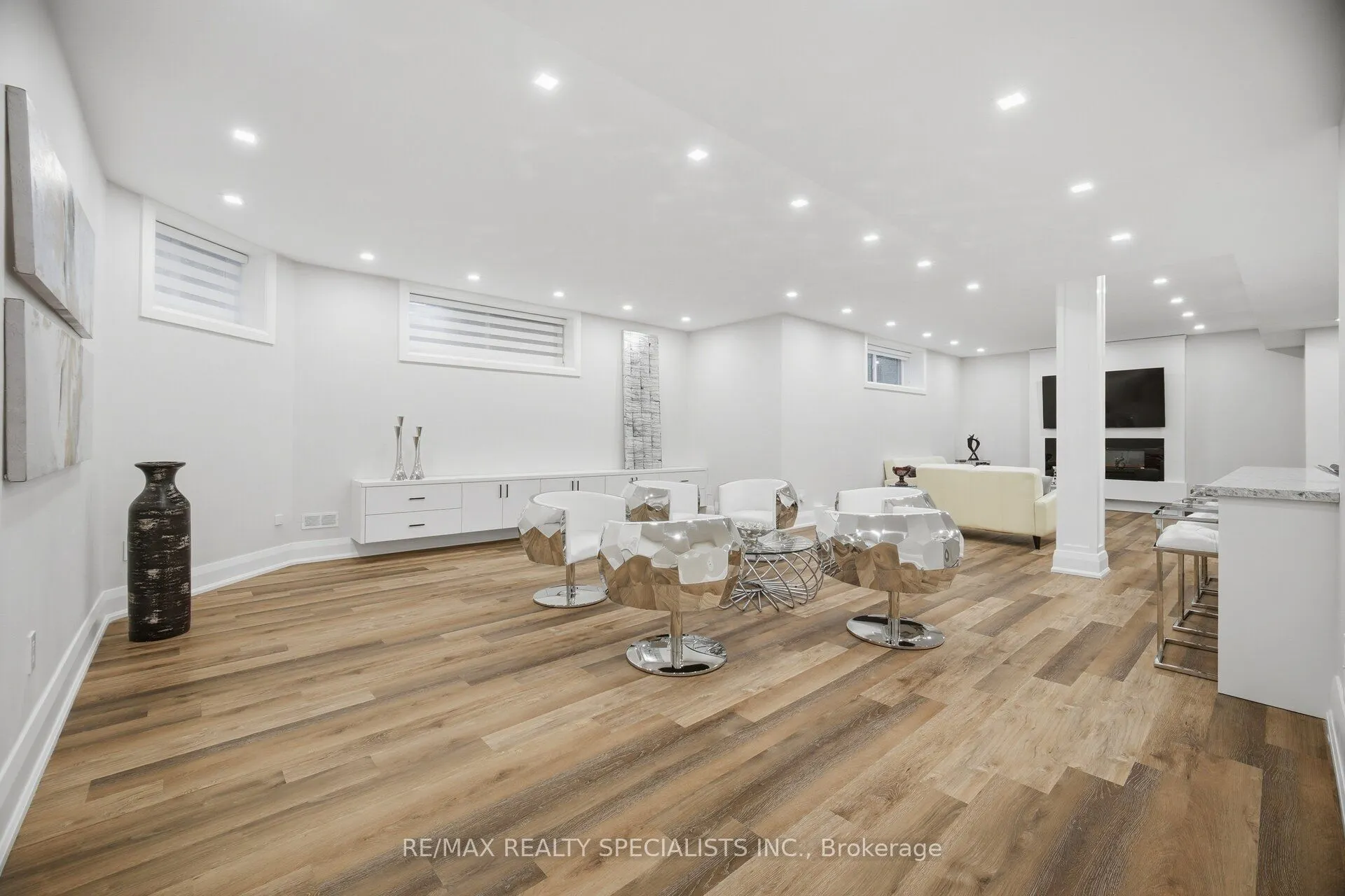 2107 Lakeshore Road W