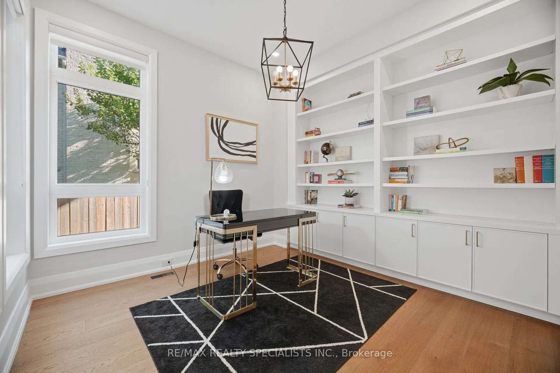 2107 Lakeshore Road W