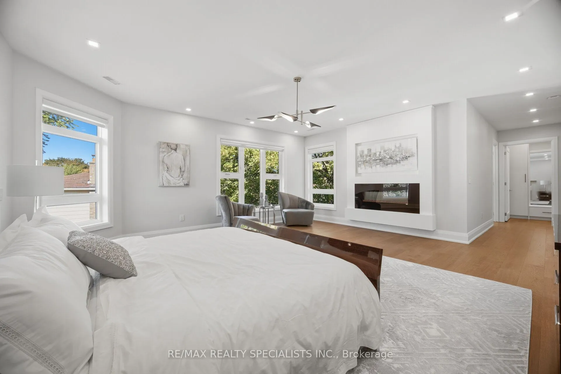 2107 Lakeshore Road W