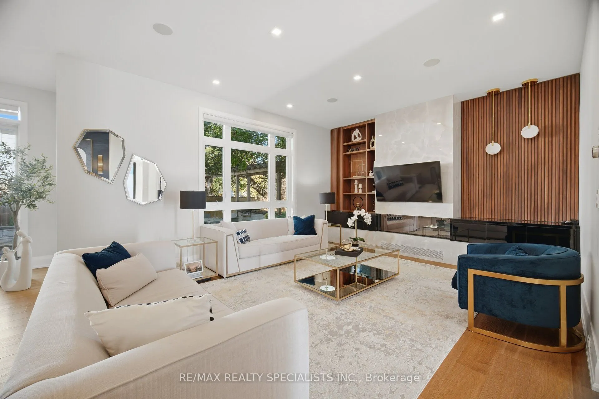 2107 Lakeshore Road W