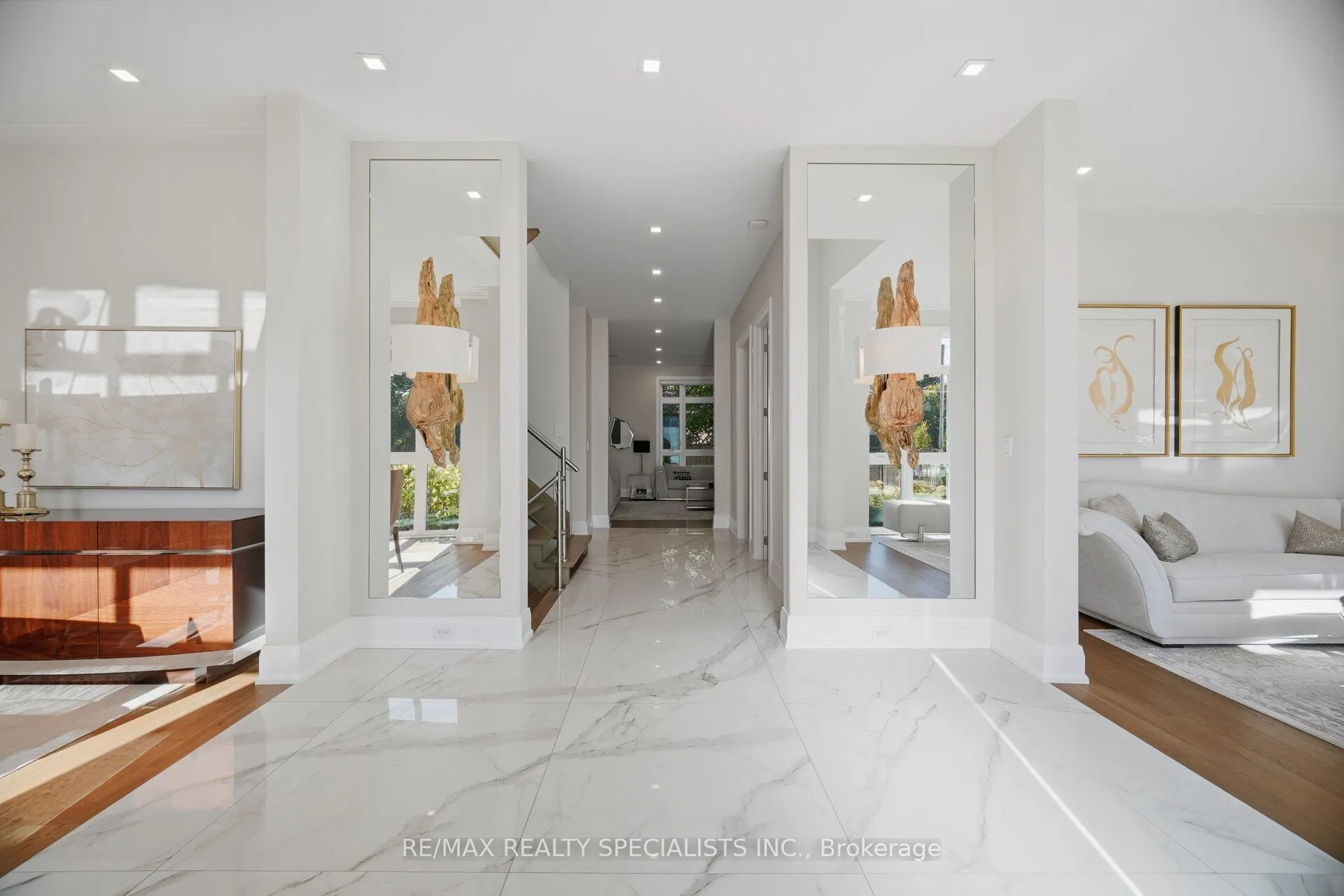 2107 Lakeshore Road W