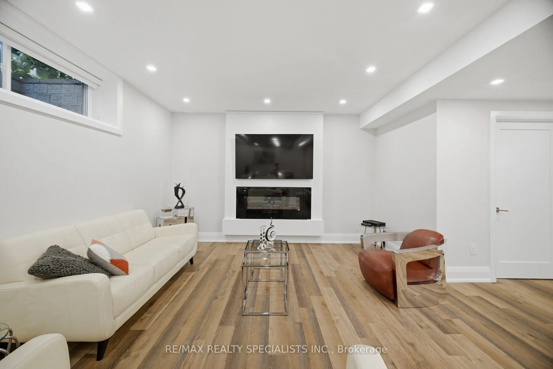 2107 Lakeshore Road W