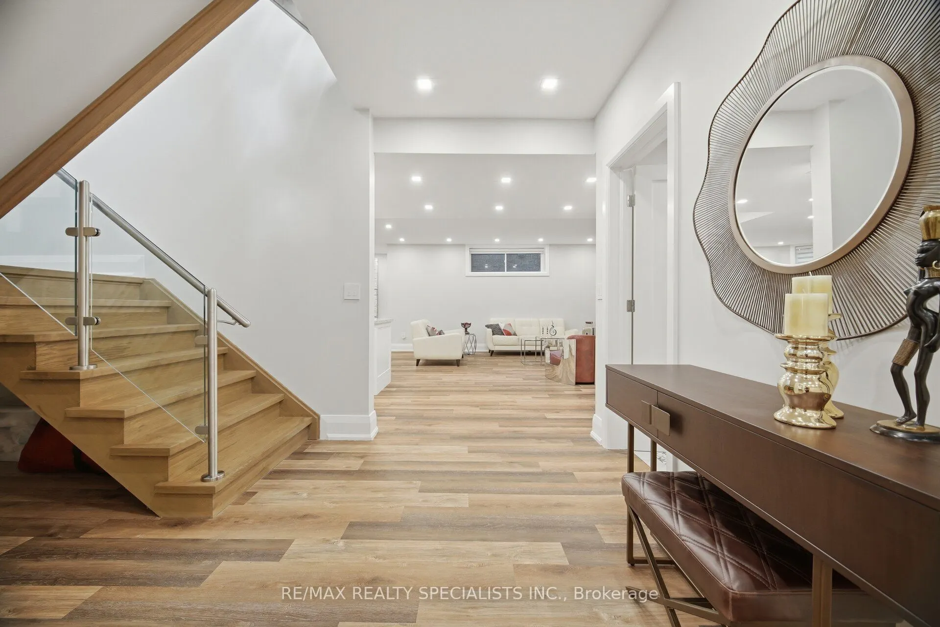 2107 Lakeshore Road W