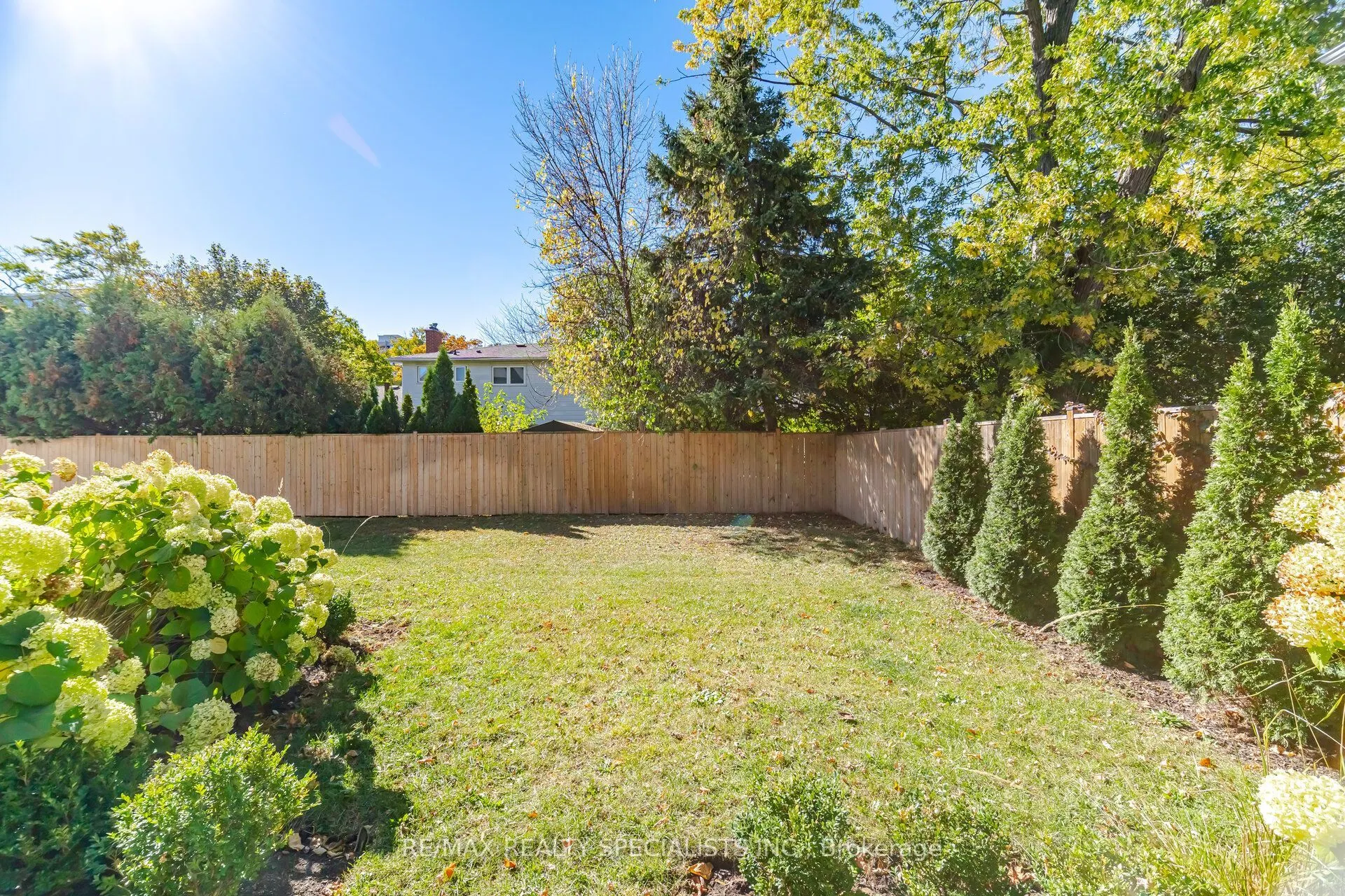 2107 Lakeshore Road W