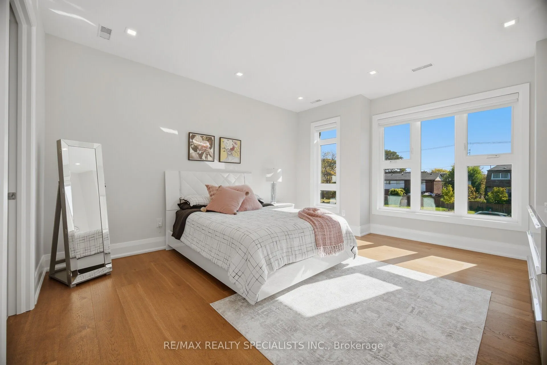 2107 Lakeshore Road W