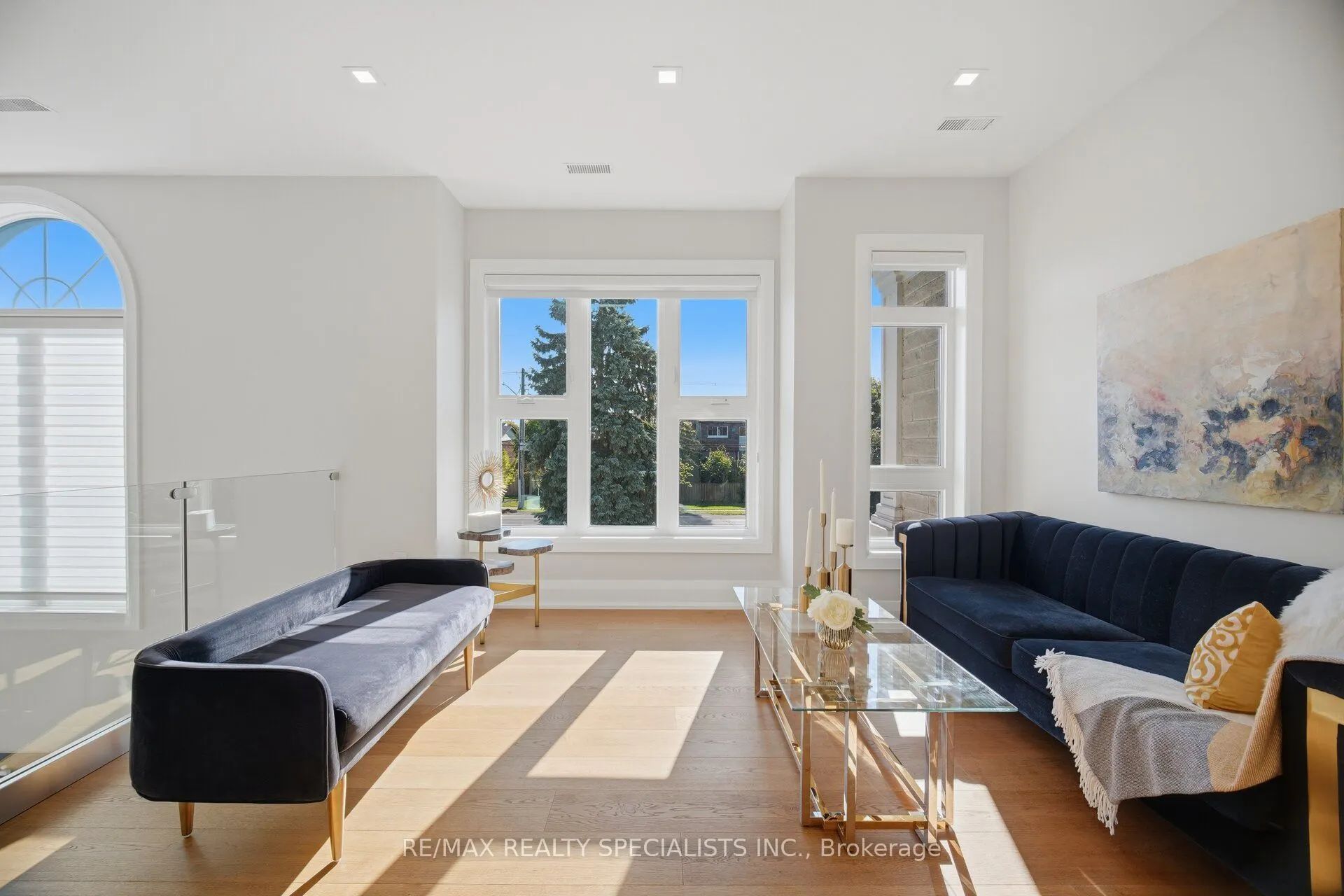 2107 Lakeshore Road W