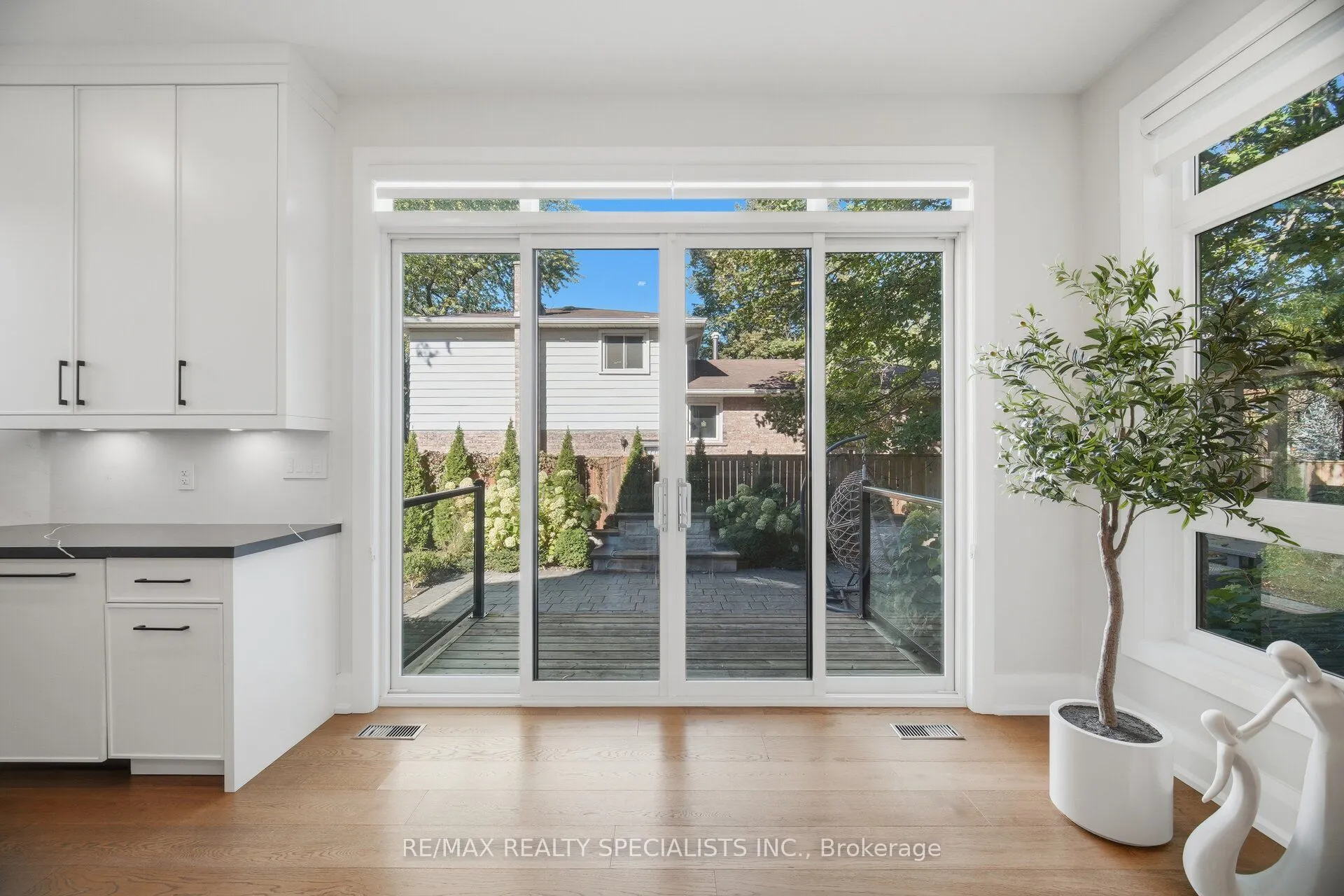 2107 Lakeshore Road W