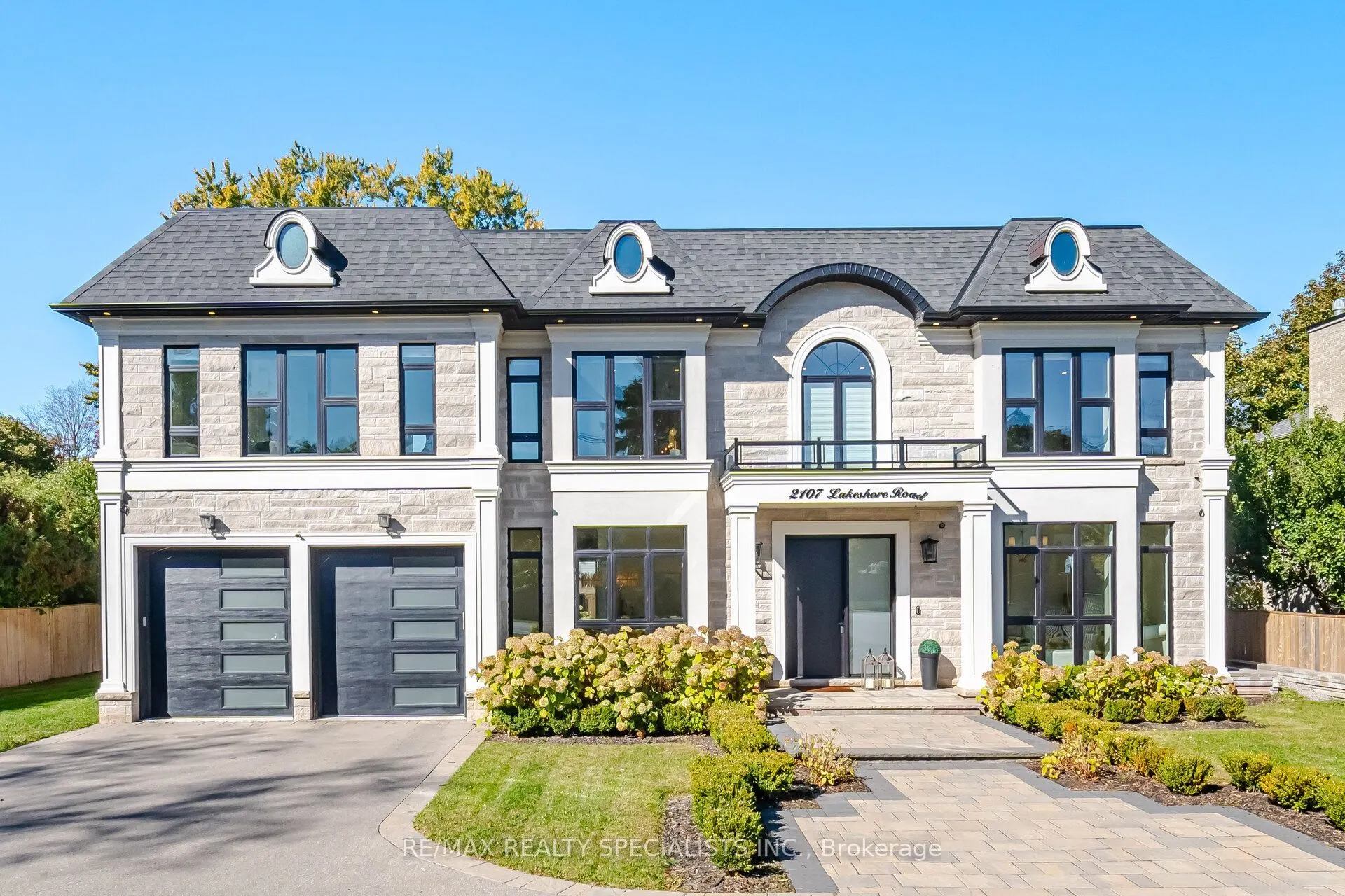 2107 Lakeshore Road W