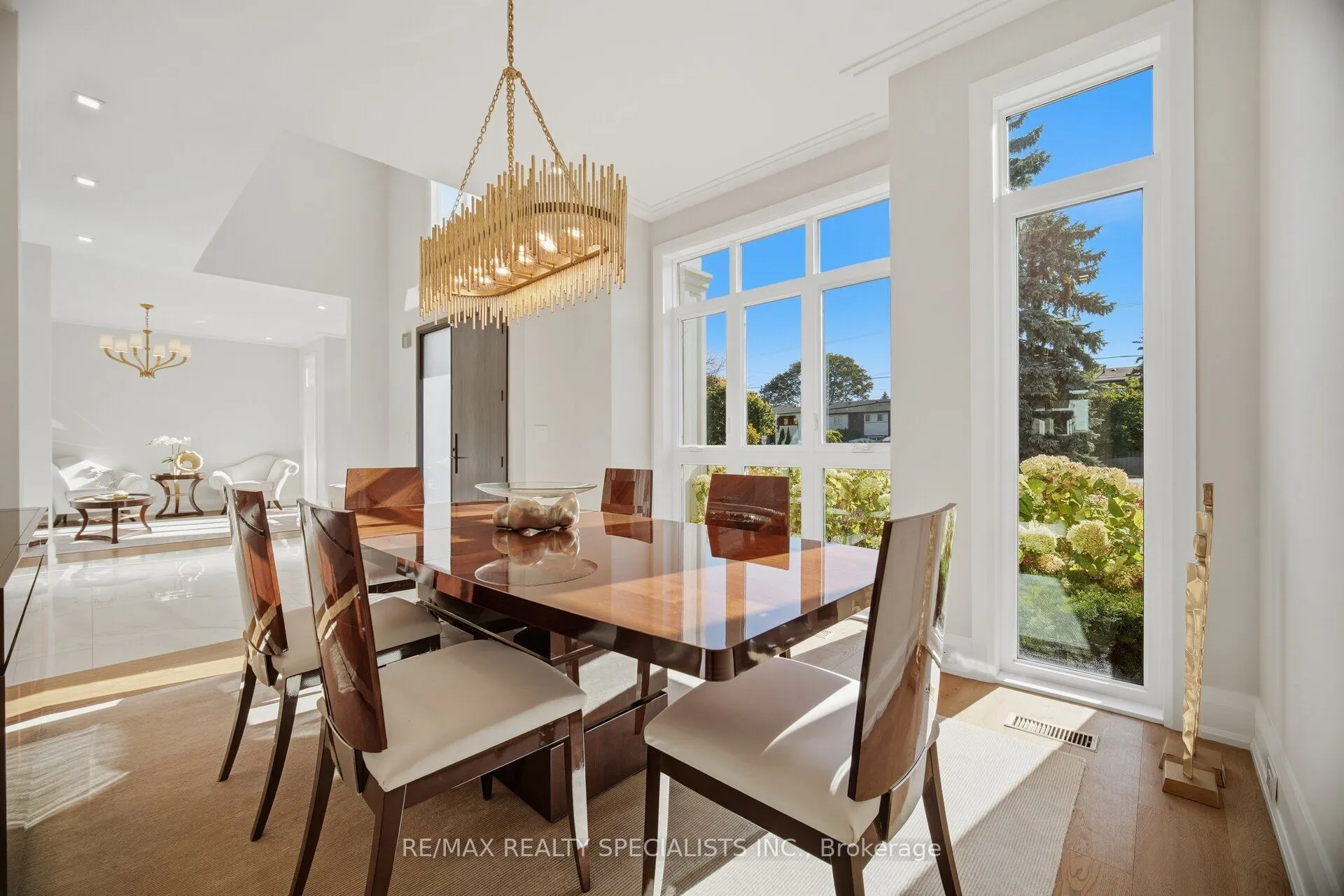 2107 Lakeshore Road W