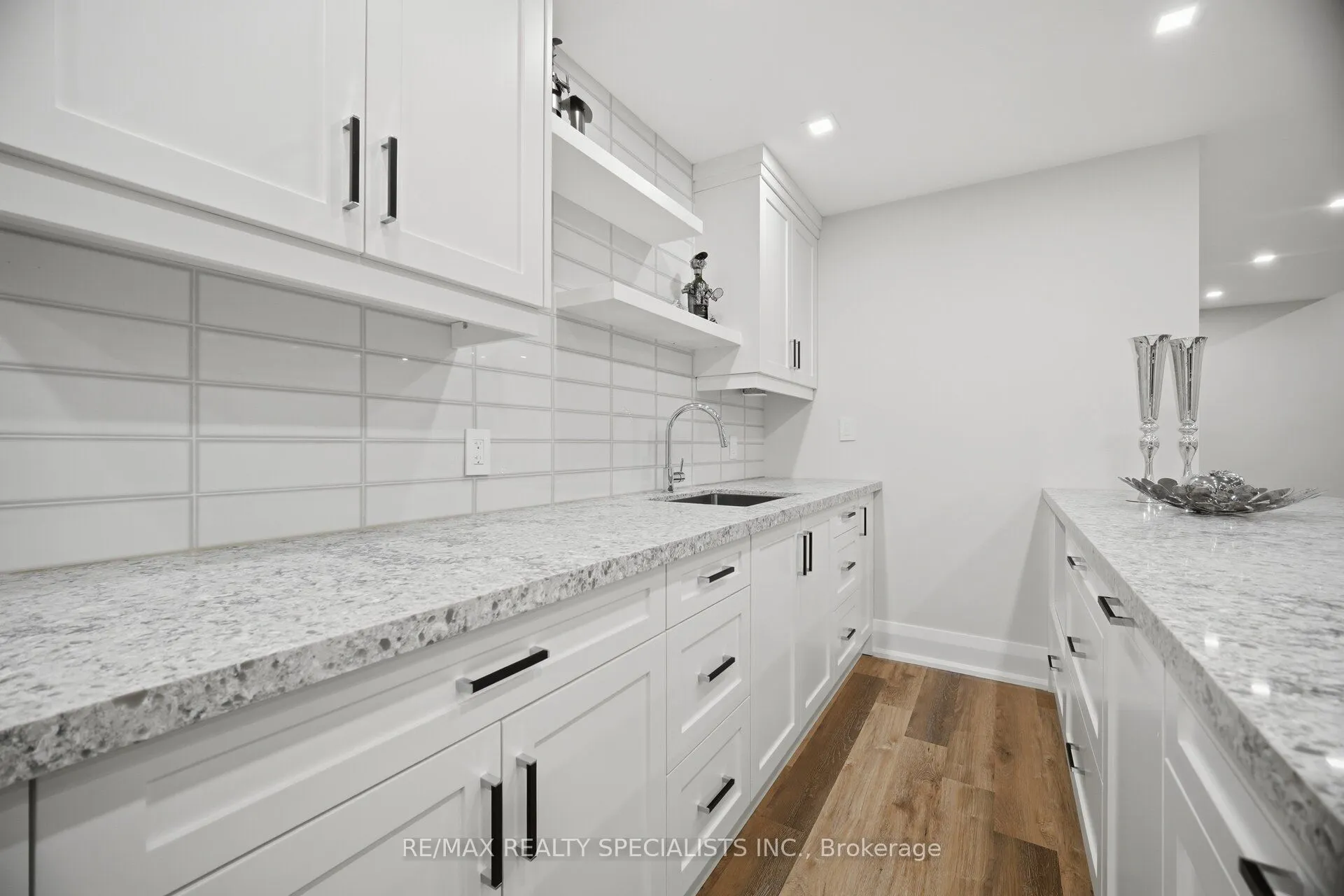 2107 Lakeshore Road W