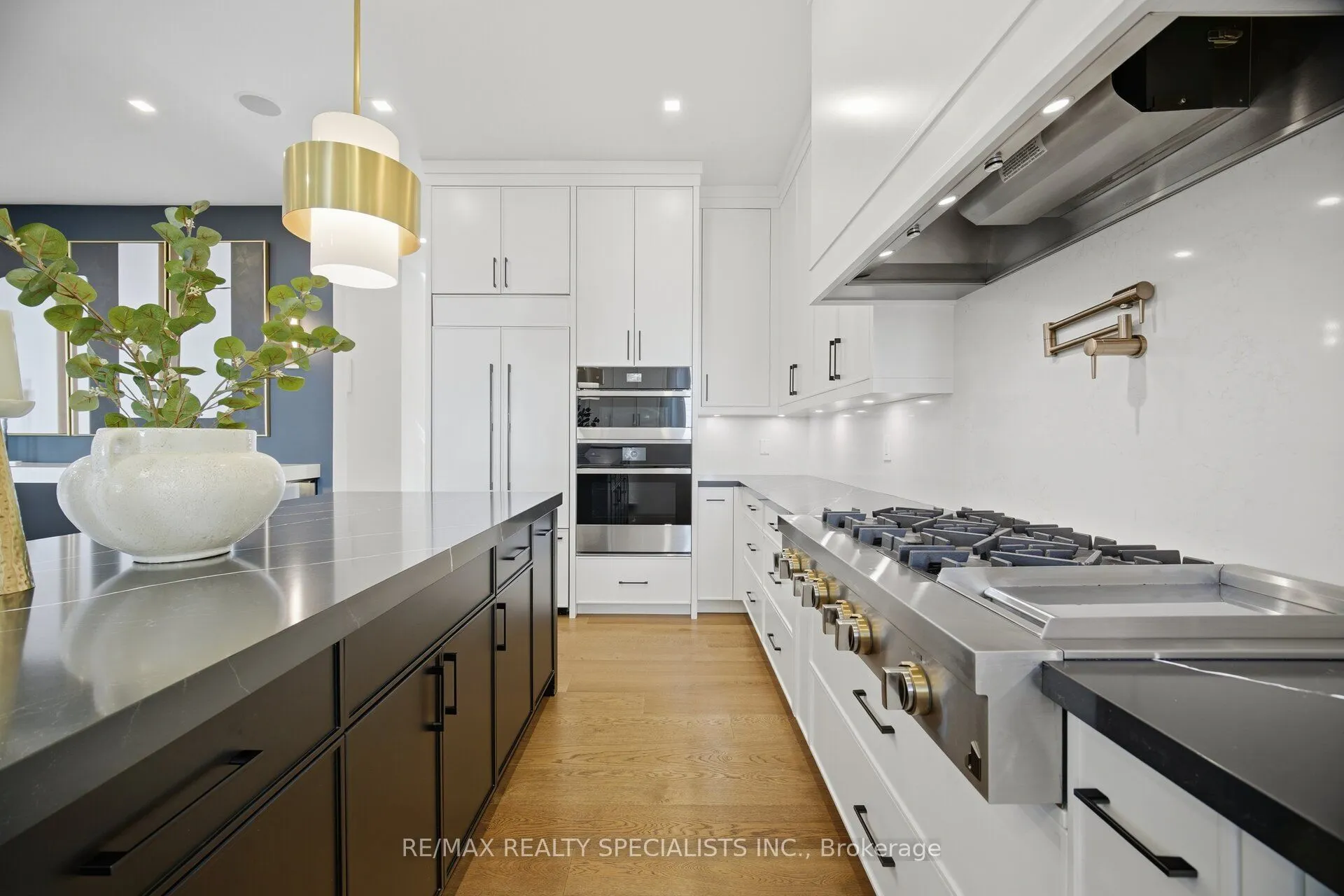2107 Lakeshore Road W
