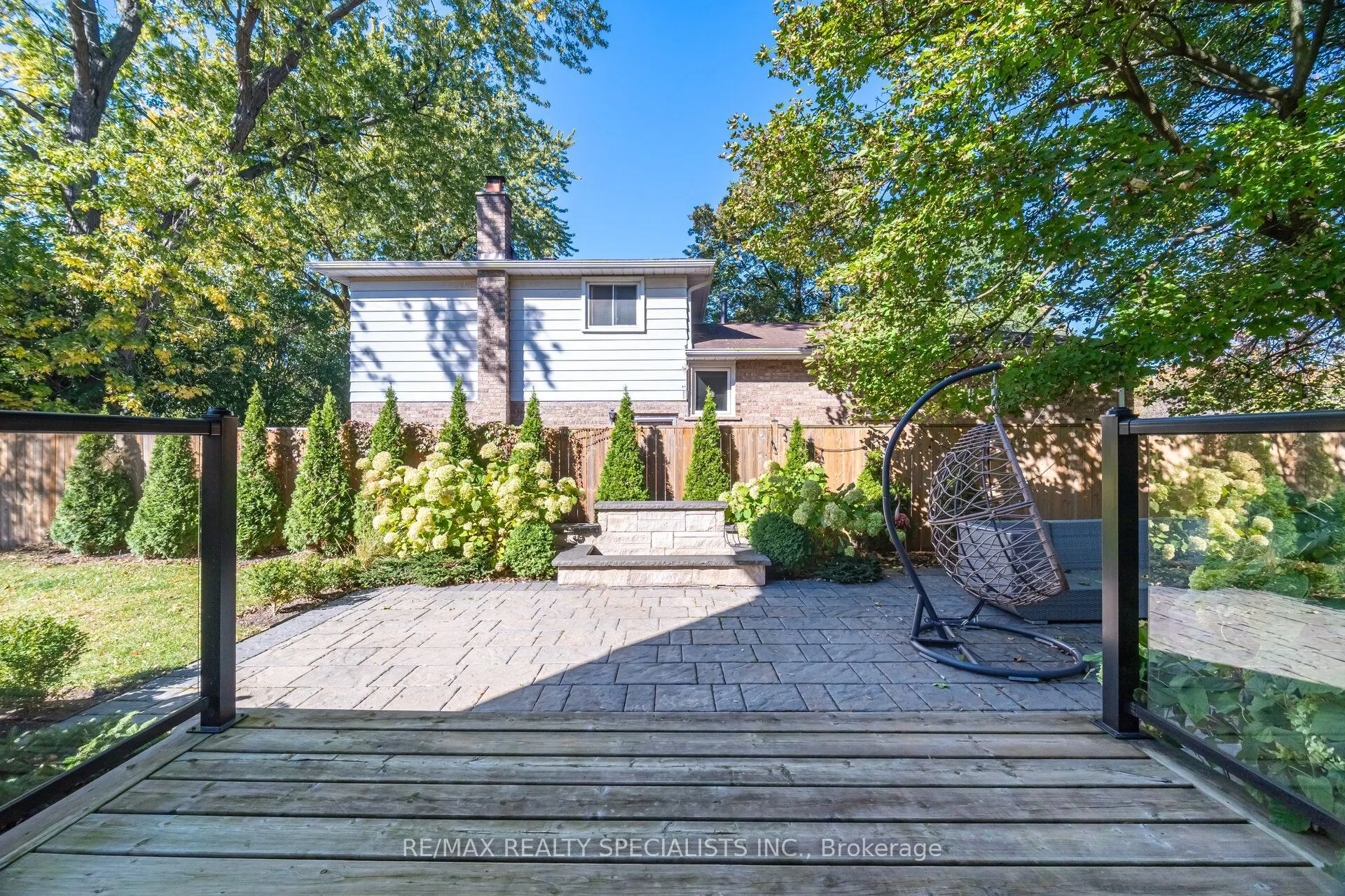 2107 Lakeshore Road W