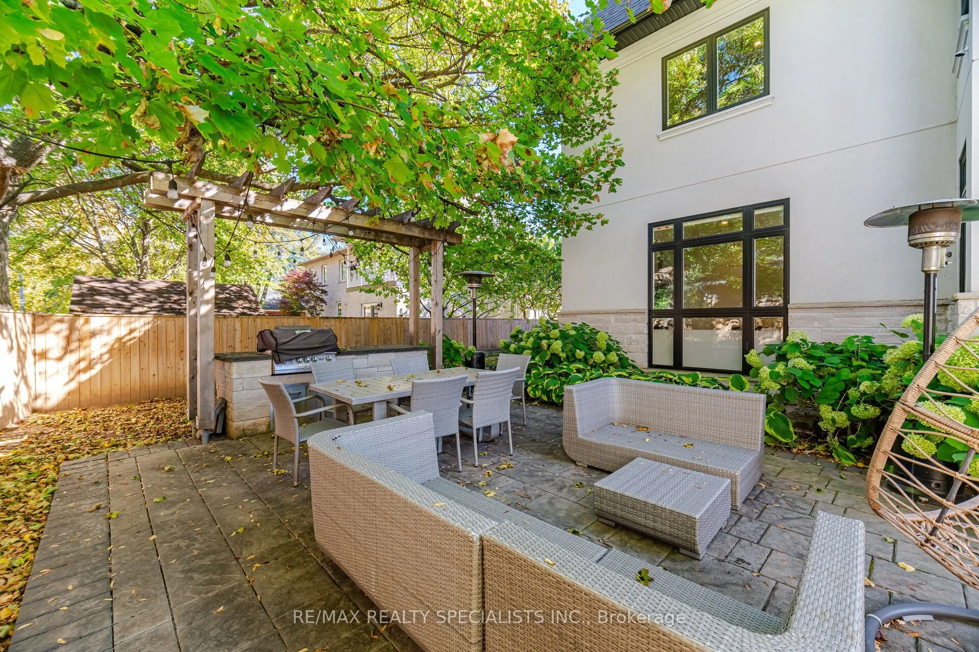 2107 Lakeshore Road W