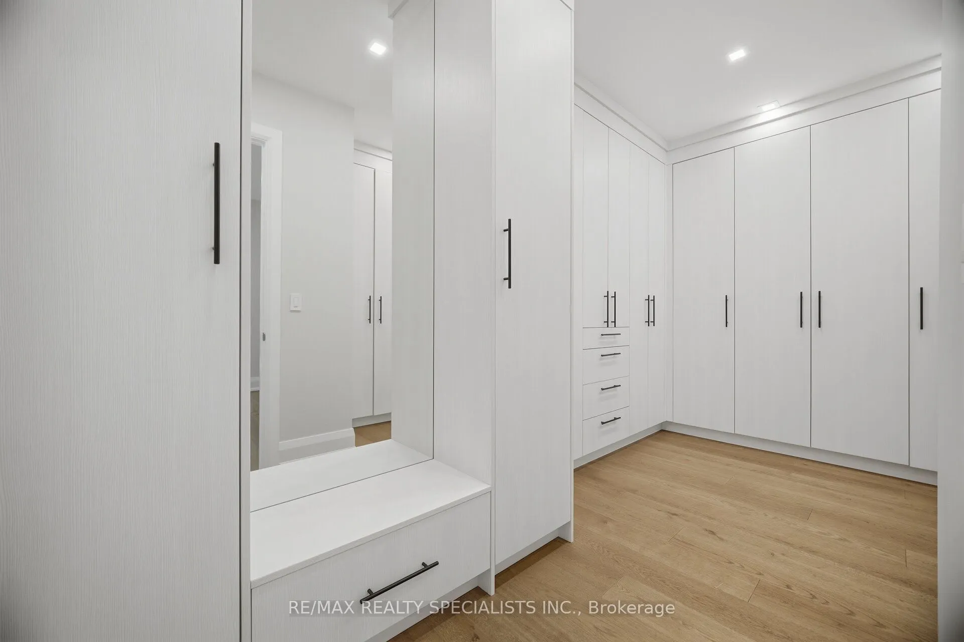 2107 Lakeshore Road W