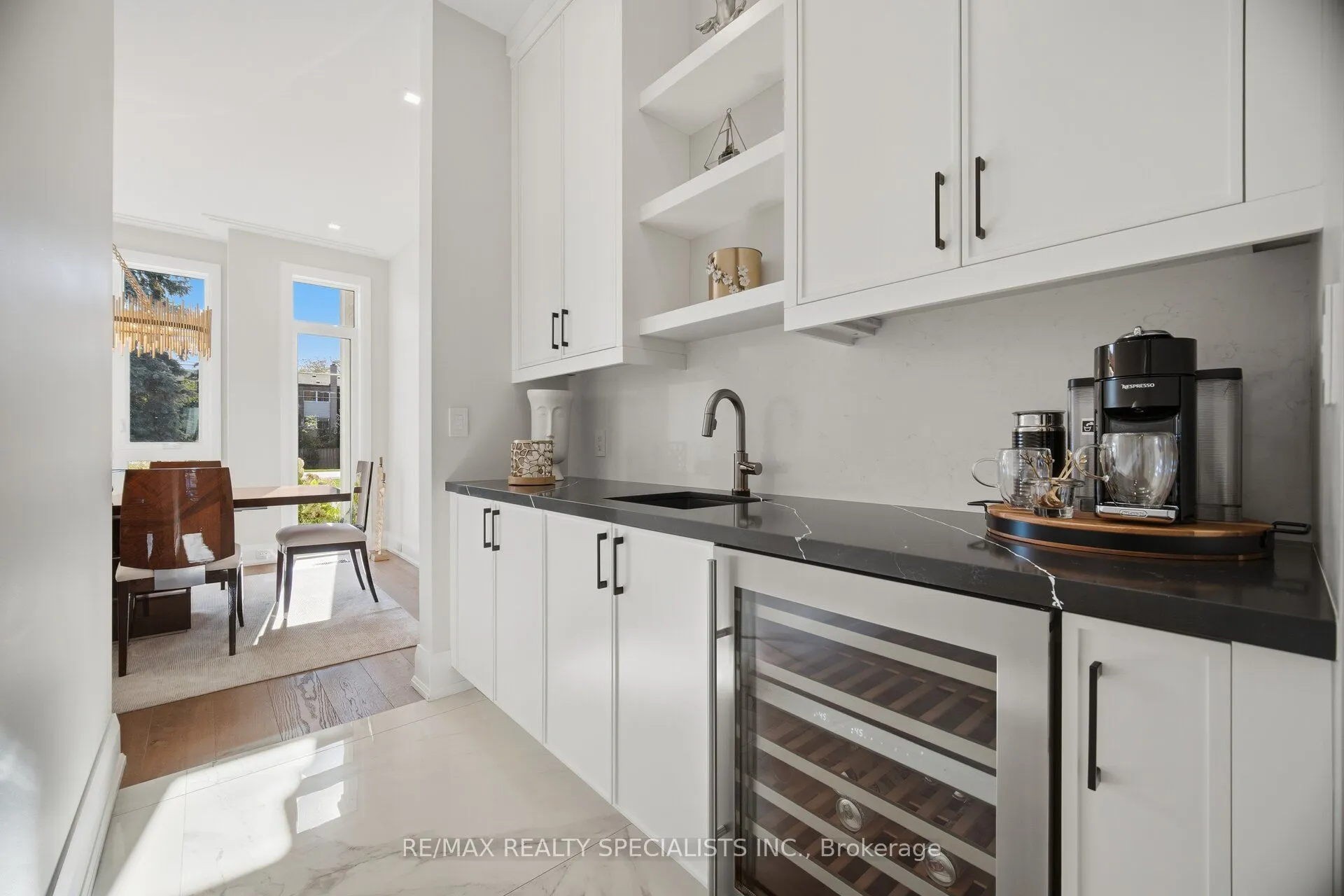 2107 Lakeshore Road W